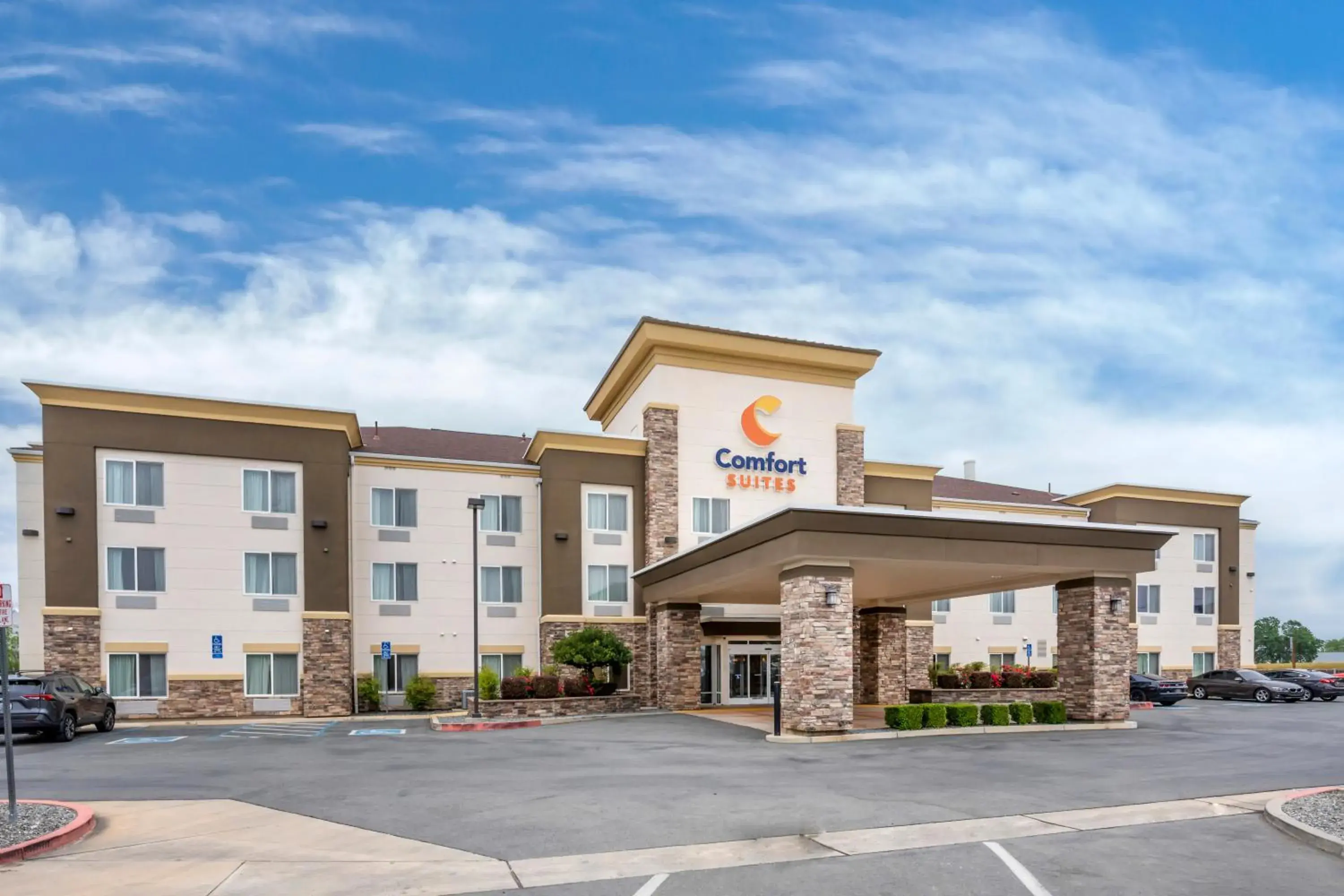 Property building in Comfort Suites Redding - Shasta Lake Property building in Comfort Suites Redding - Shasta Lake