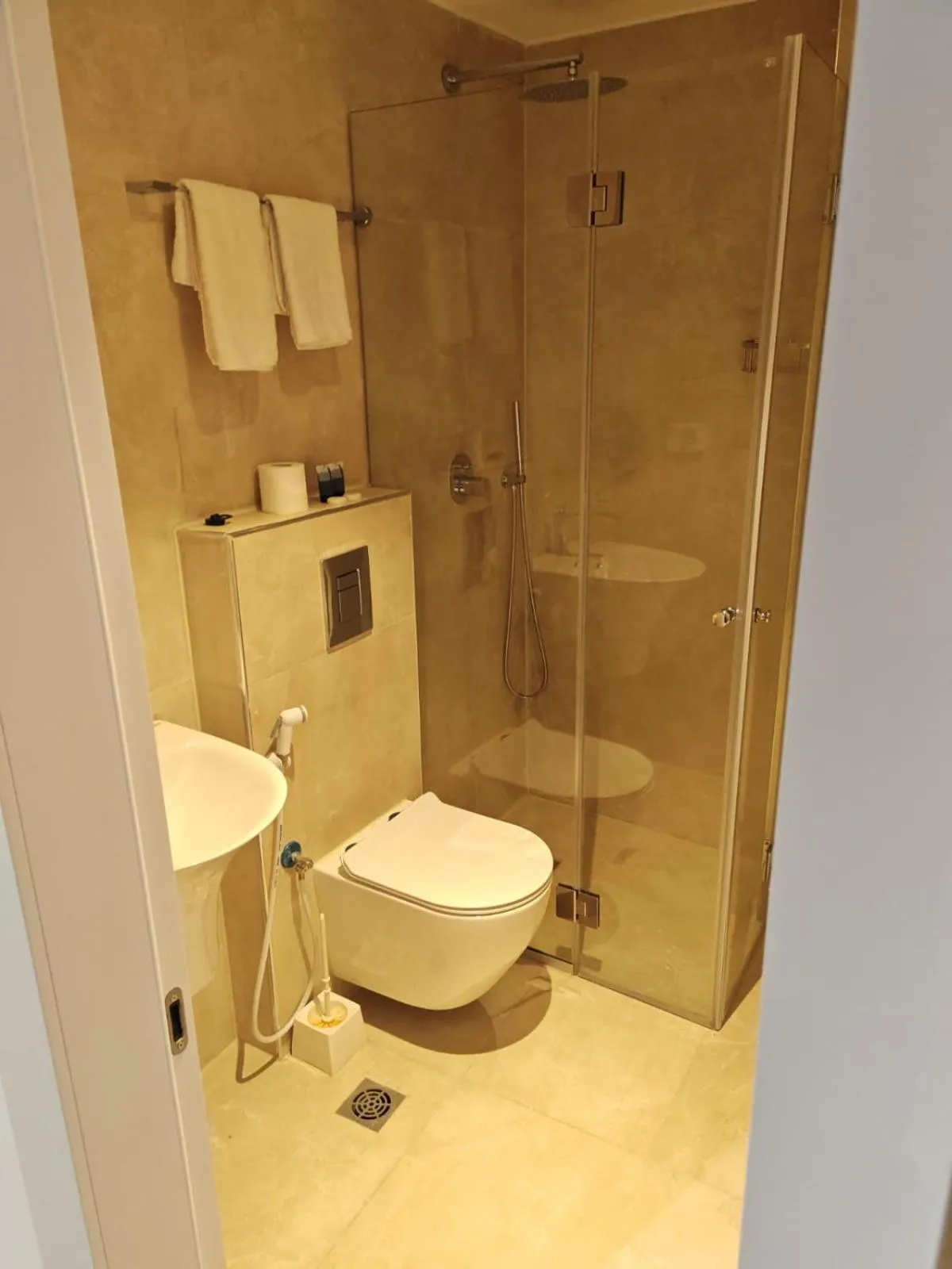 Toilet in New Metropole Hotel - Jerusalem
