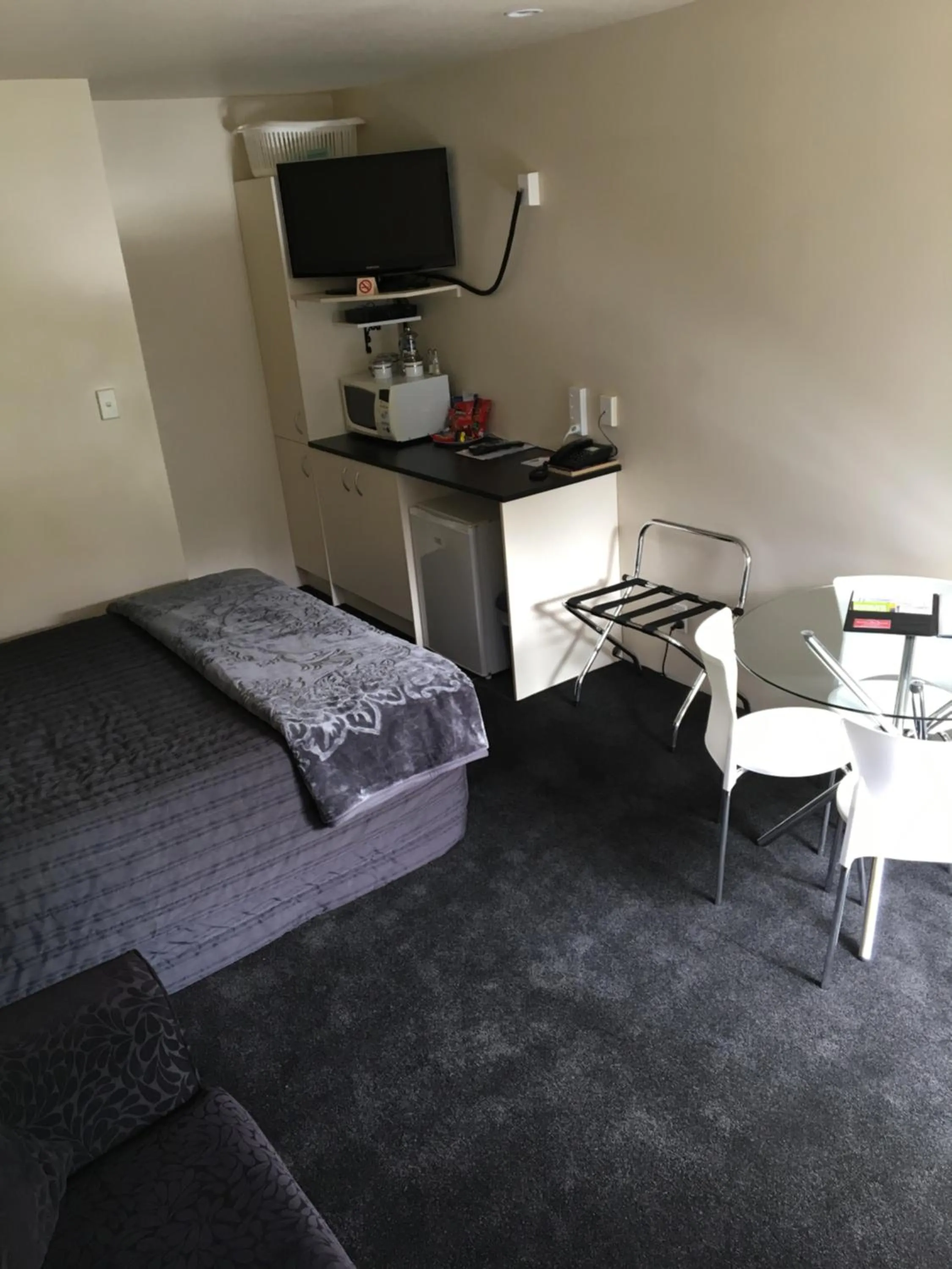 Dining area, Bed in Mount View Motel Hawera