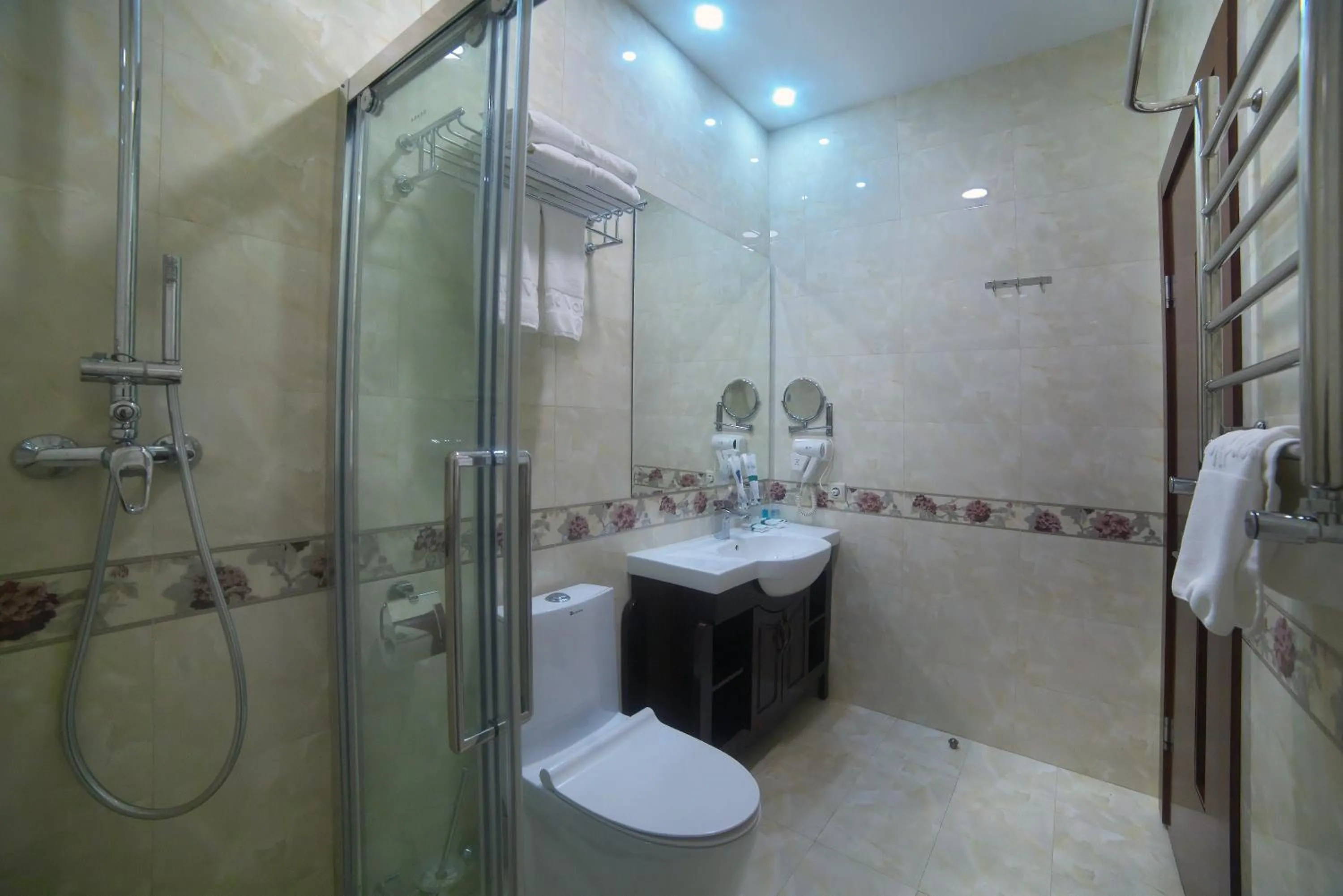 Bath in Grand Voyage Hotel