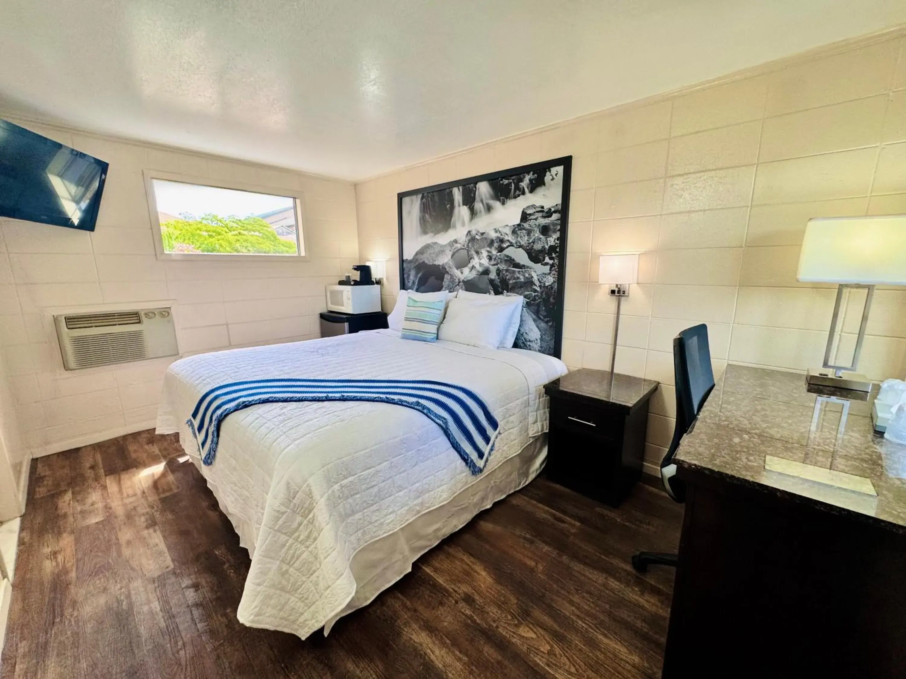 Standard King Room in Relax Inn At Ashland Standard King Room in Relax Inn At Ashland