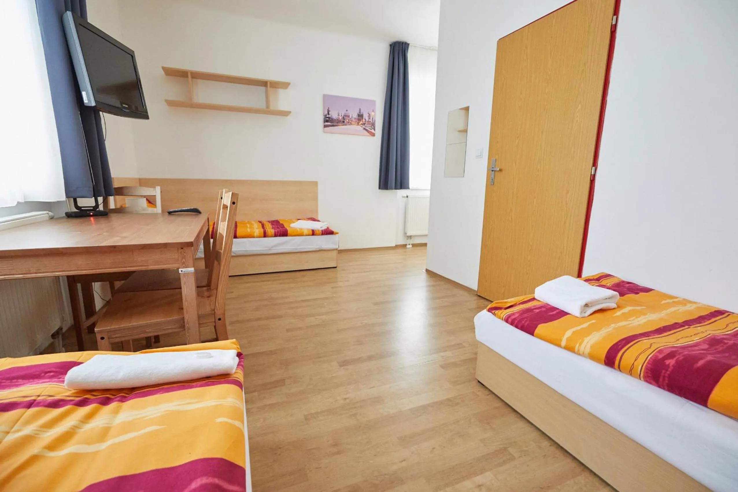 Seating area, Bed in University Hotel