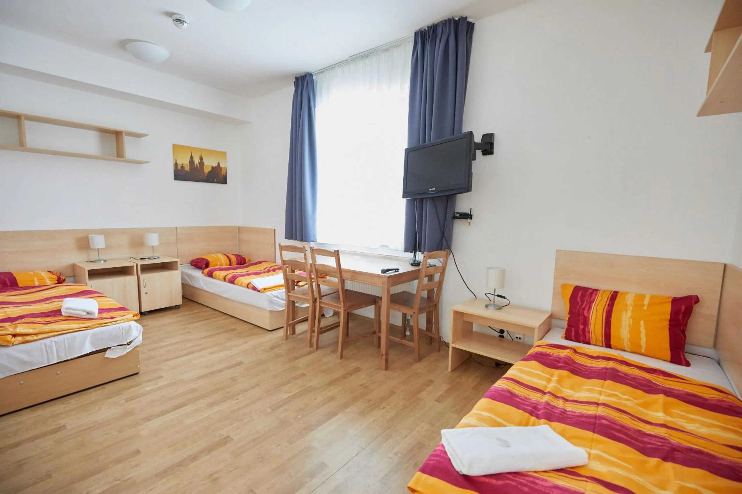 Seating area, Bed in University Hotel