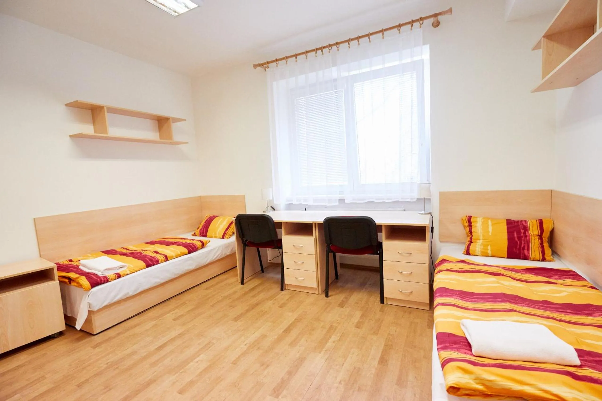 Seating area, Bed in University Hotel