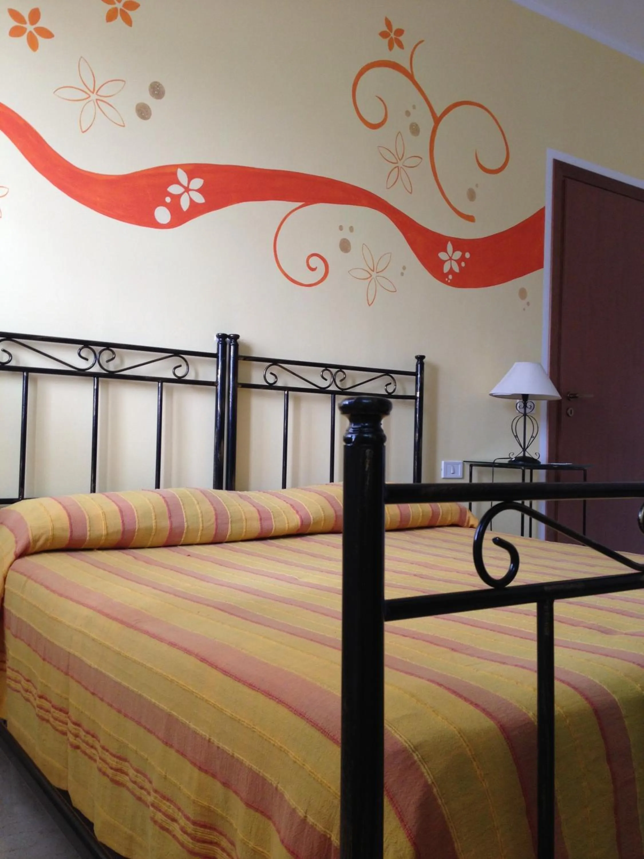 Photo of the whole room, Bed in Orange Paradise b&b