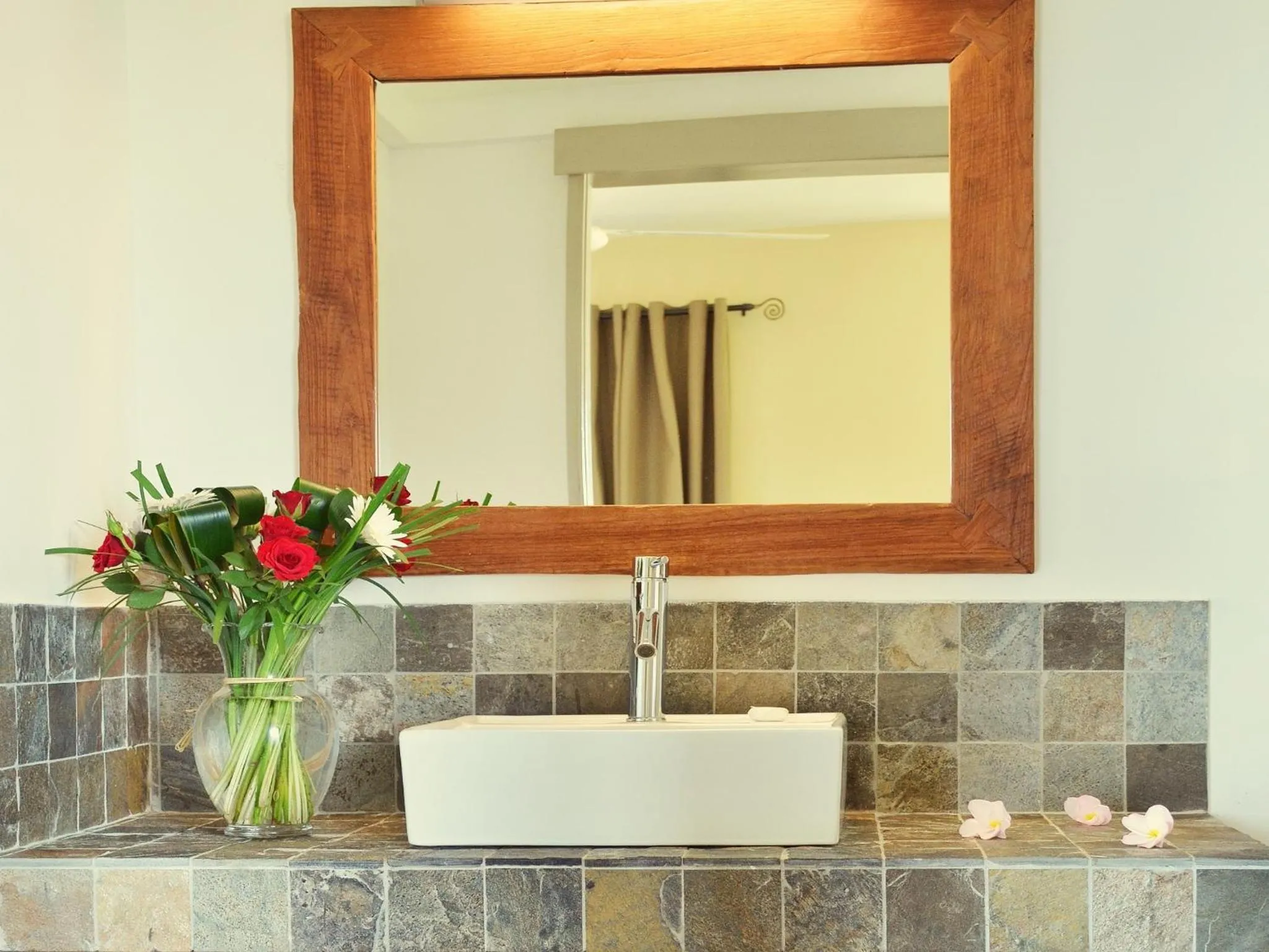 Bathroom in Happy Days Guest House