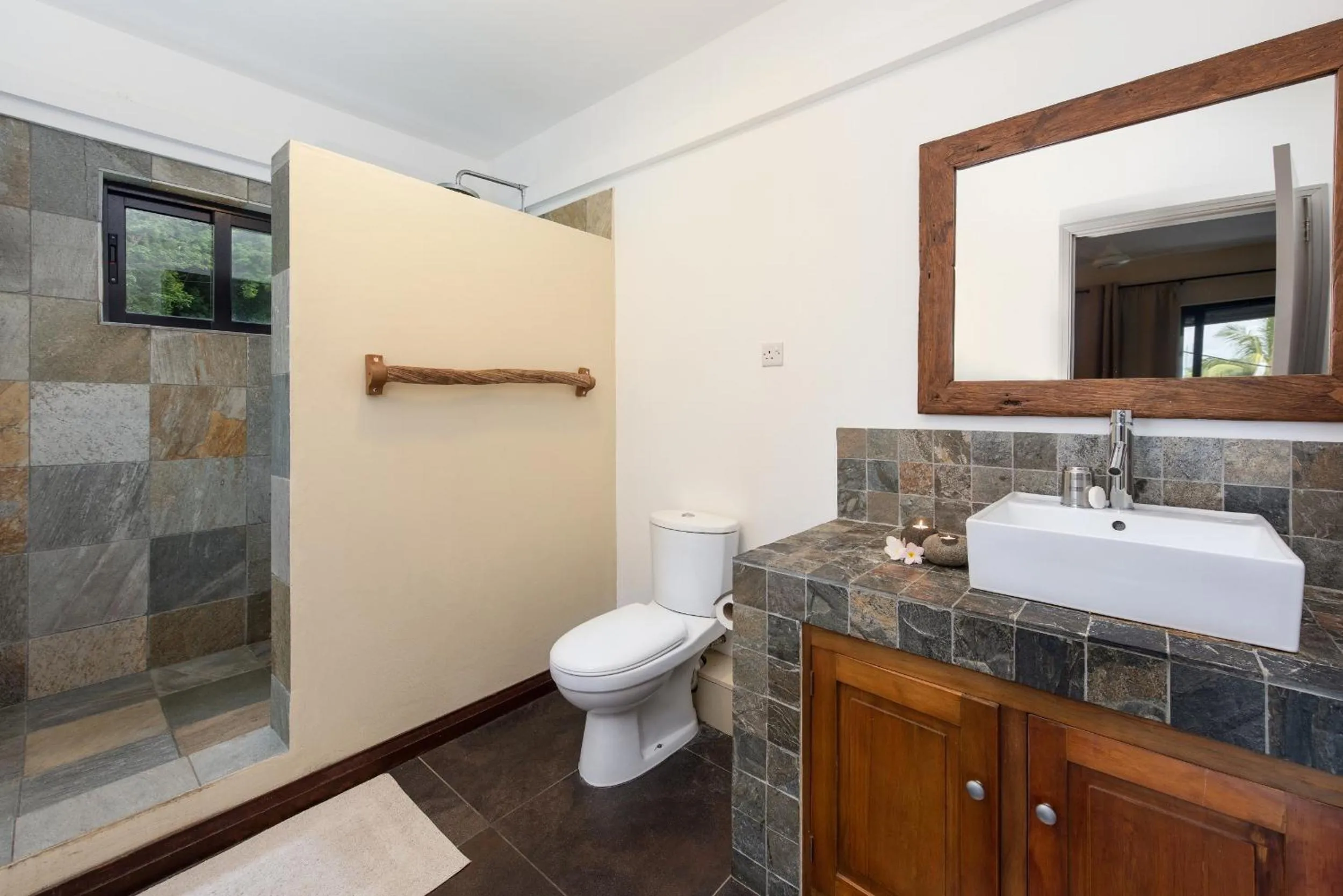 Bathroom in Happy Days Guest House