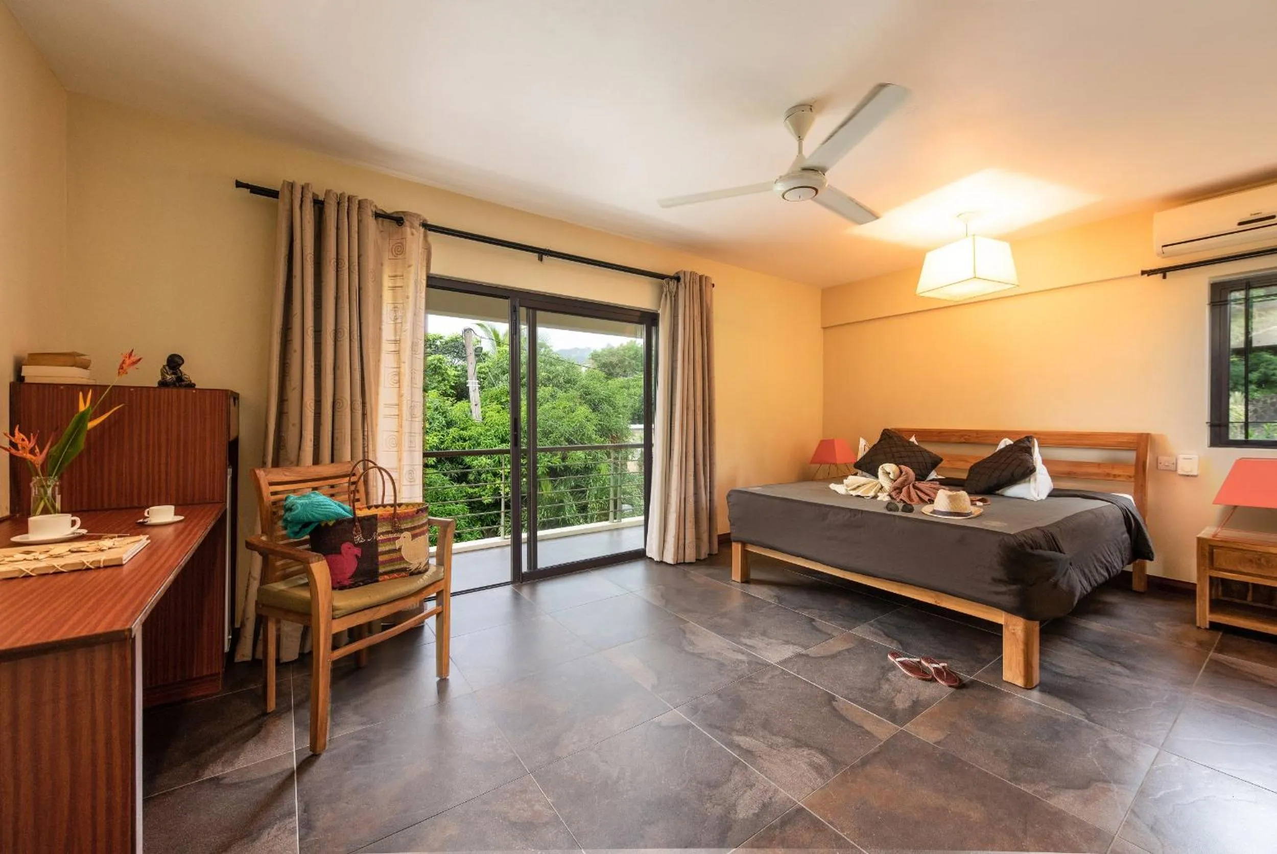 Photo of the whole room, Bed in Happy Days Guest House