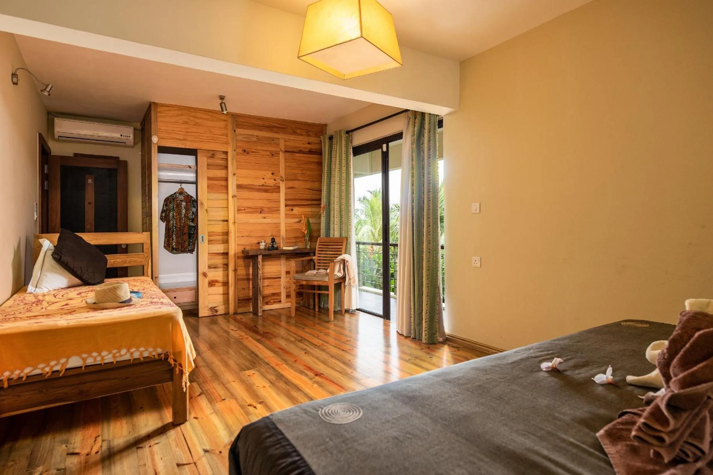 Photo of the whole room, Bed in Happy Days Guest House