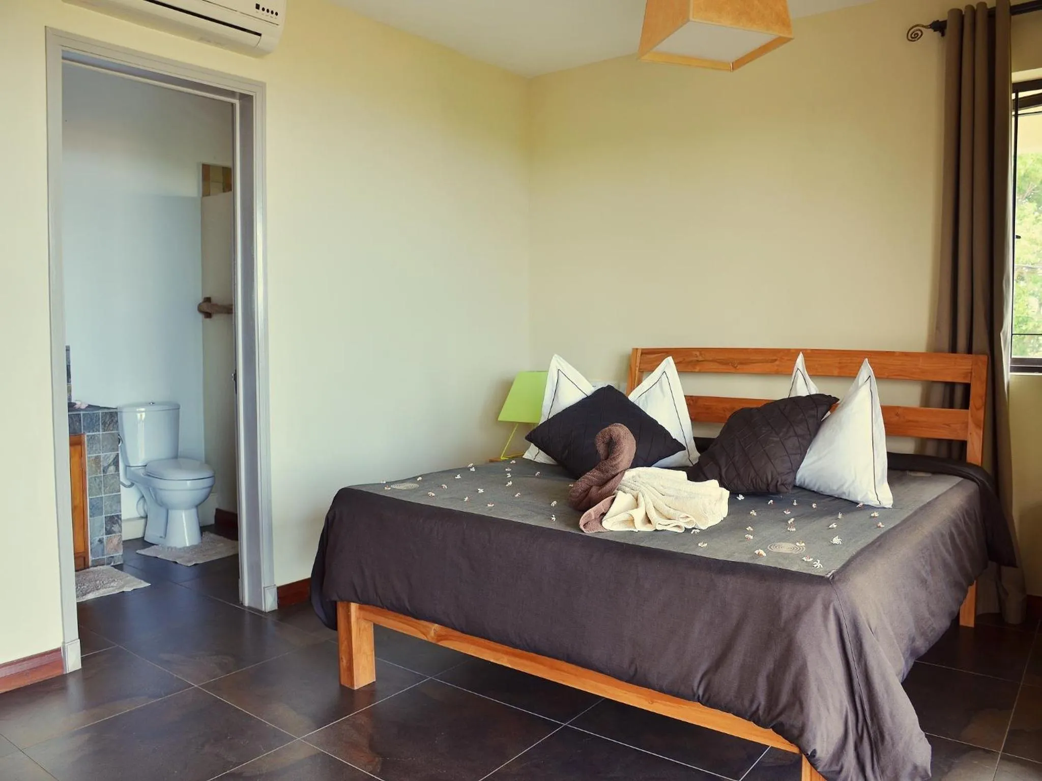 Bedroom, Bed in Happy Days Guest House
