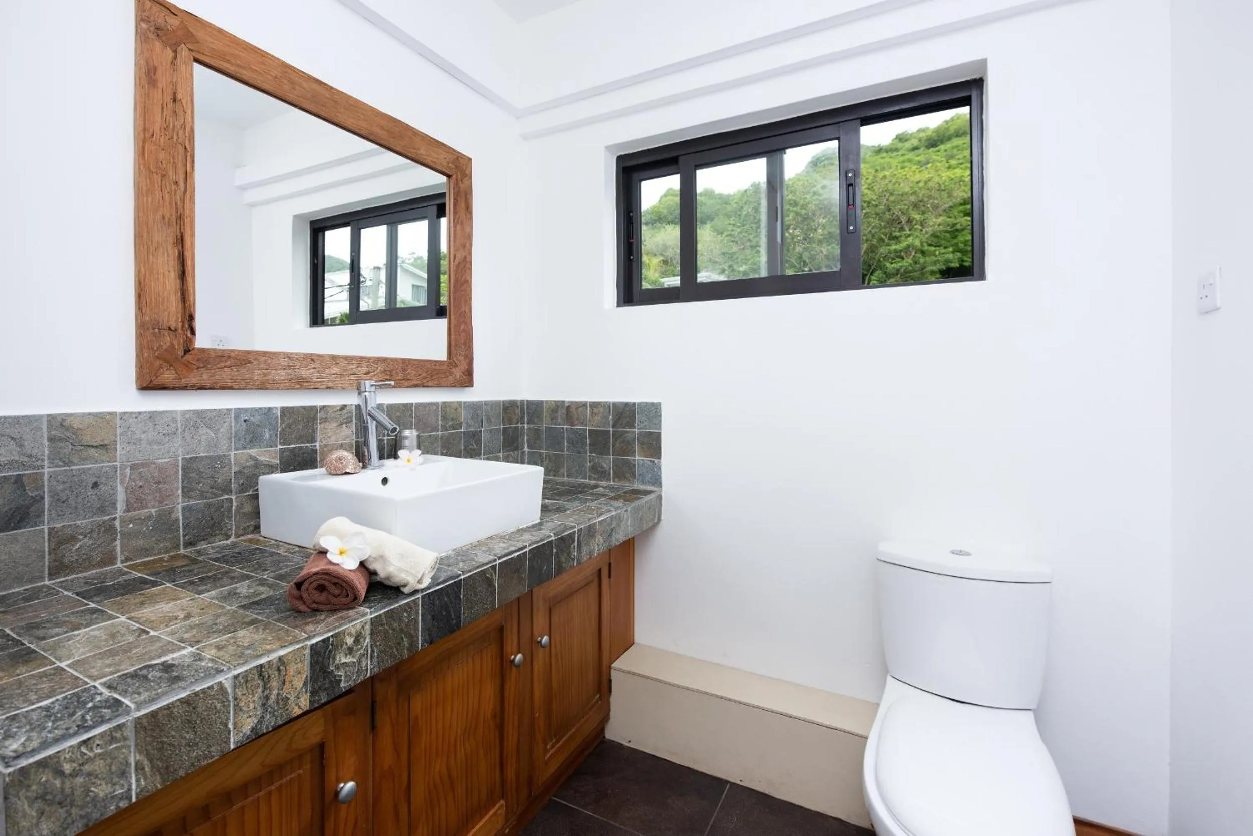Bathroom in Happy Days Guest House