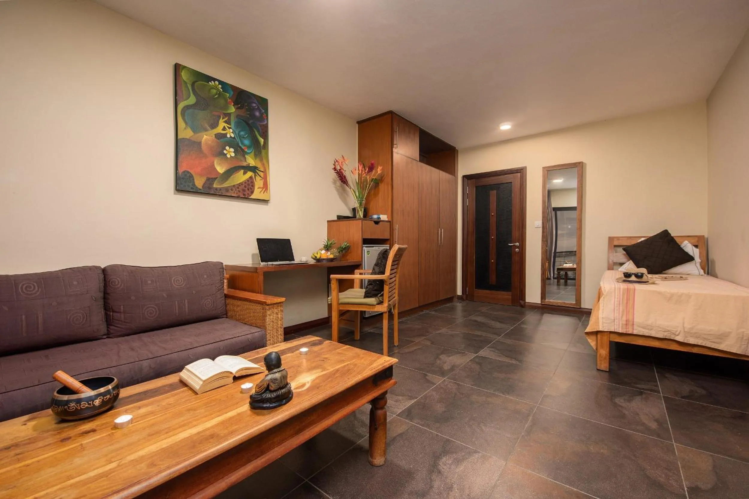 Living room, Bed in Happy Days Guest House