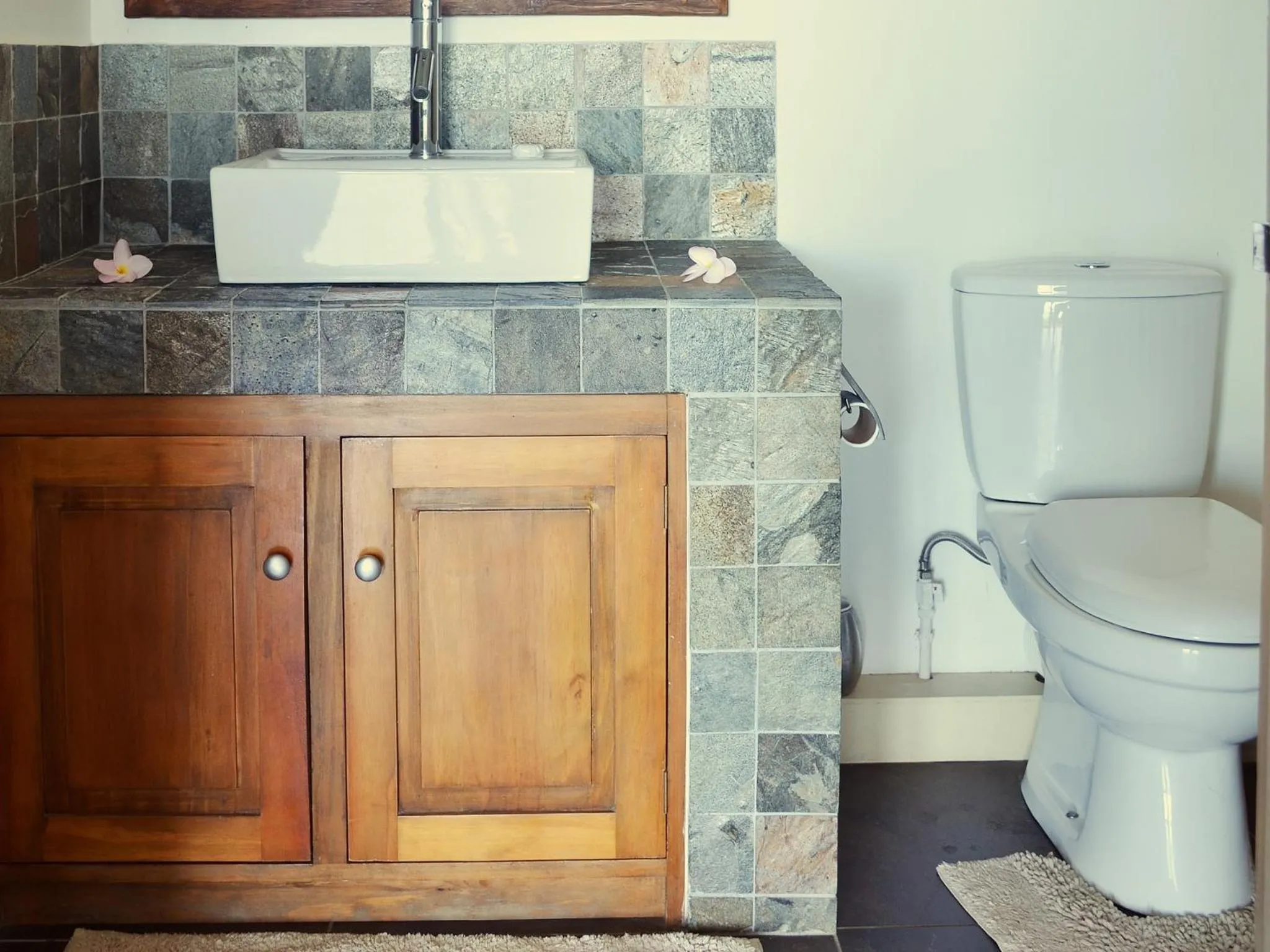 Bathroom in Happy Days Guest House