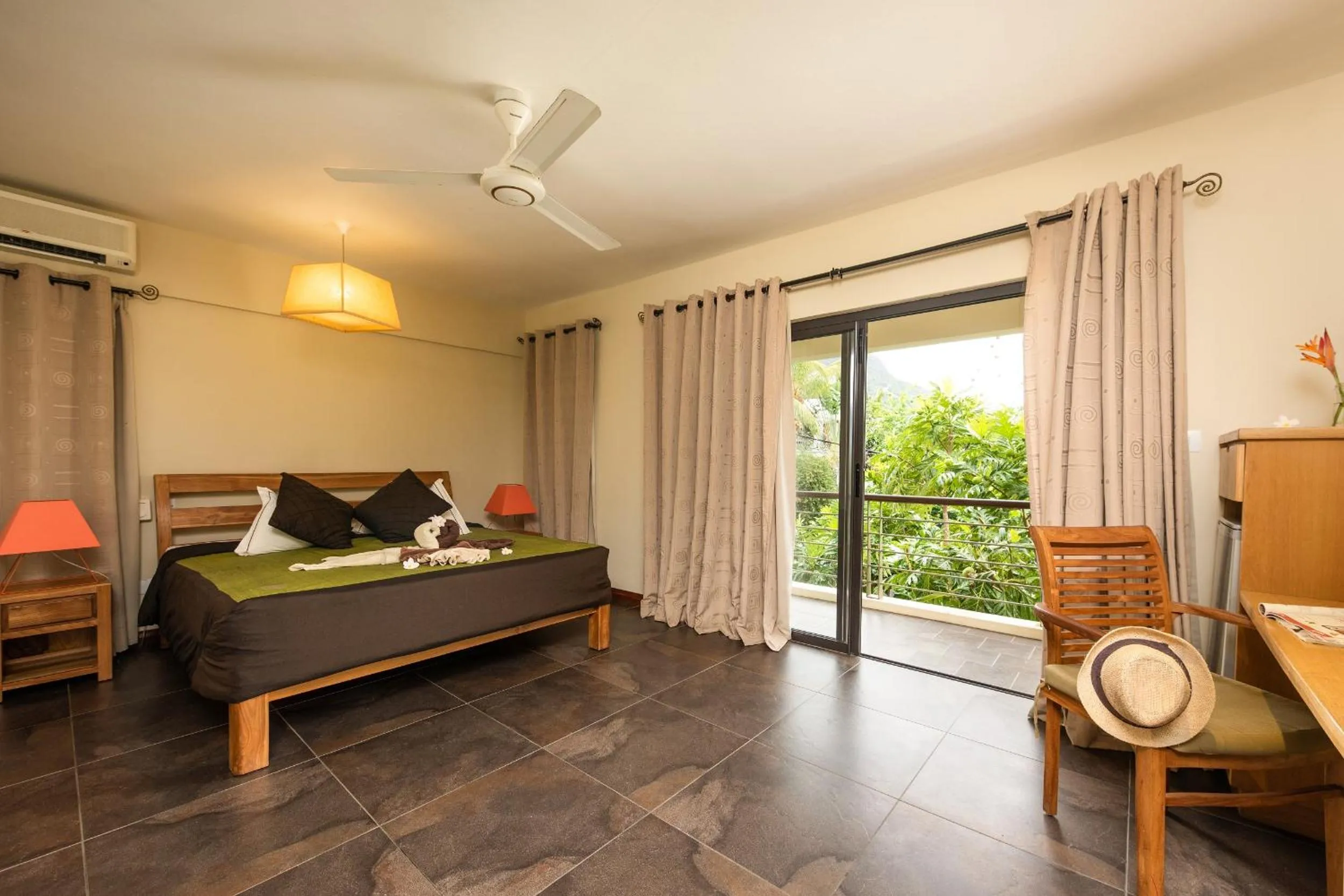 Photo of the whole room, Bed in Happy Days Guest House
