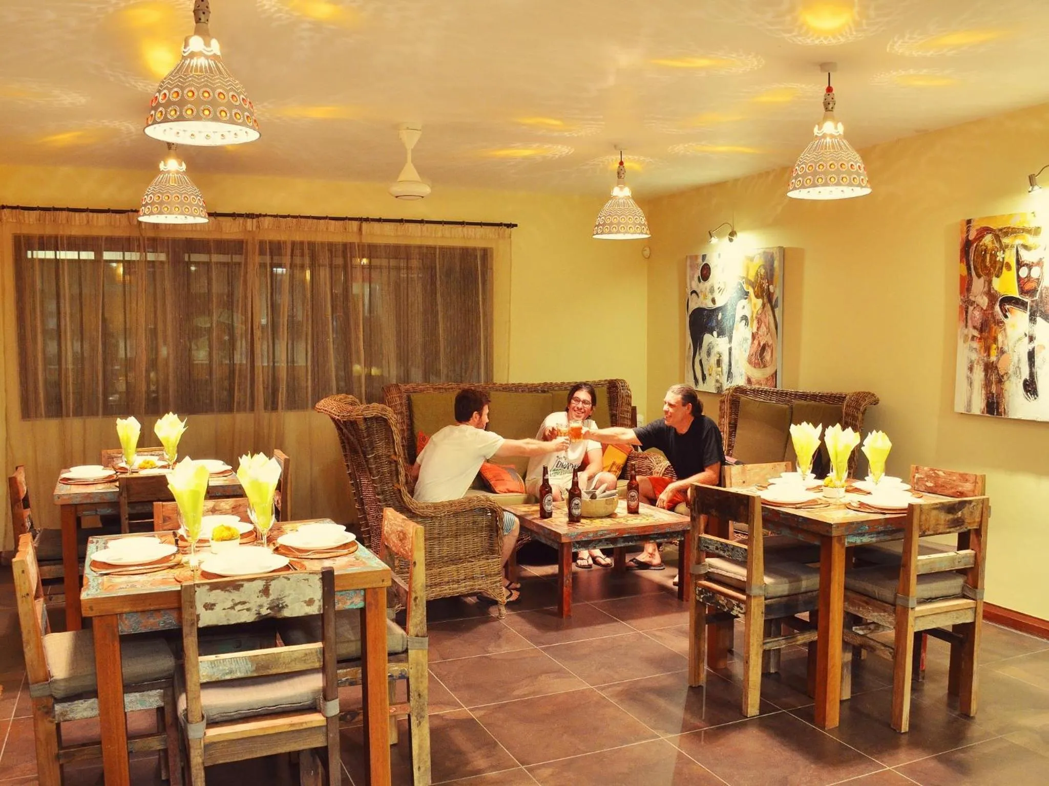 Restaurant/places to eat in Happy Days Guest House