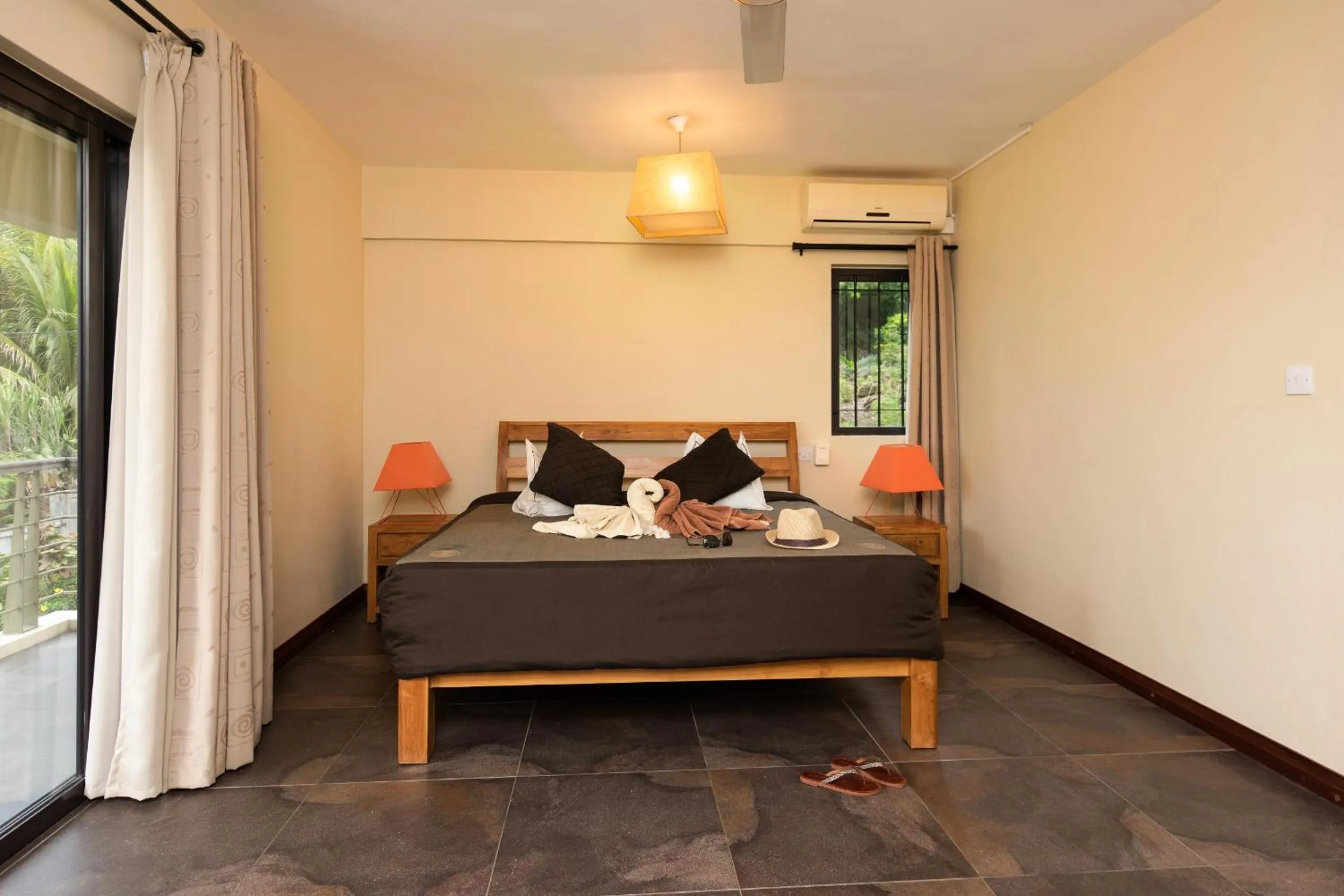 Bed in Happy Days Guest House