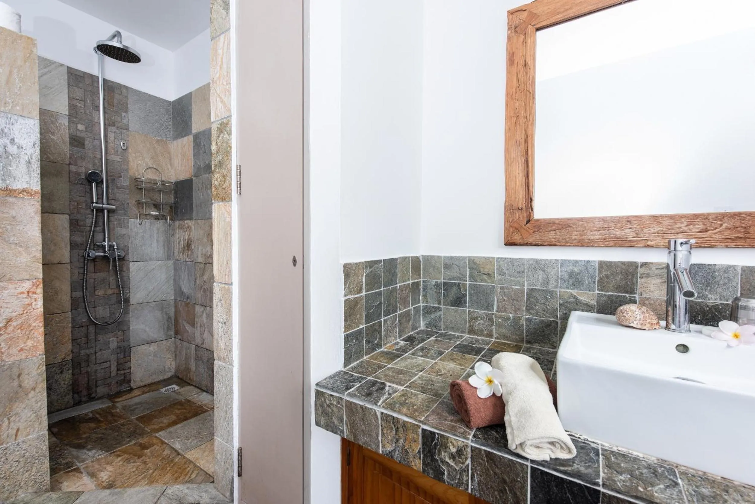 Bathroom in Happy Days Guest House