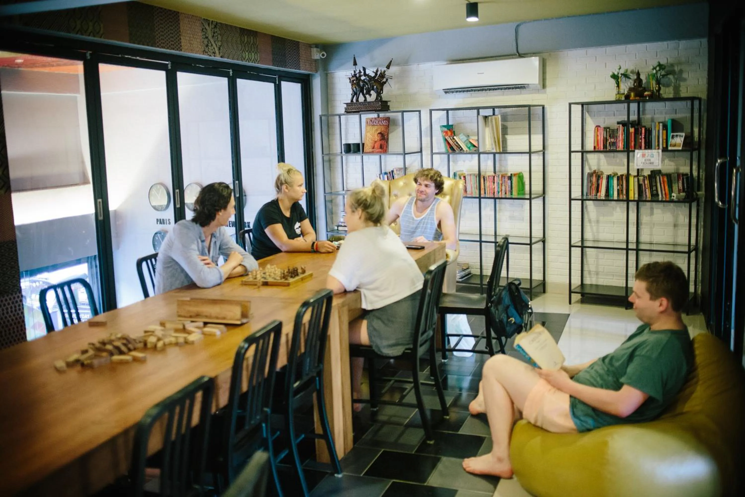 Communal lounge/ TV room in Everyday Bangkok Hostel