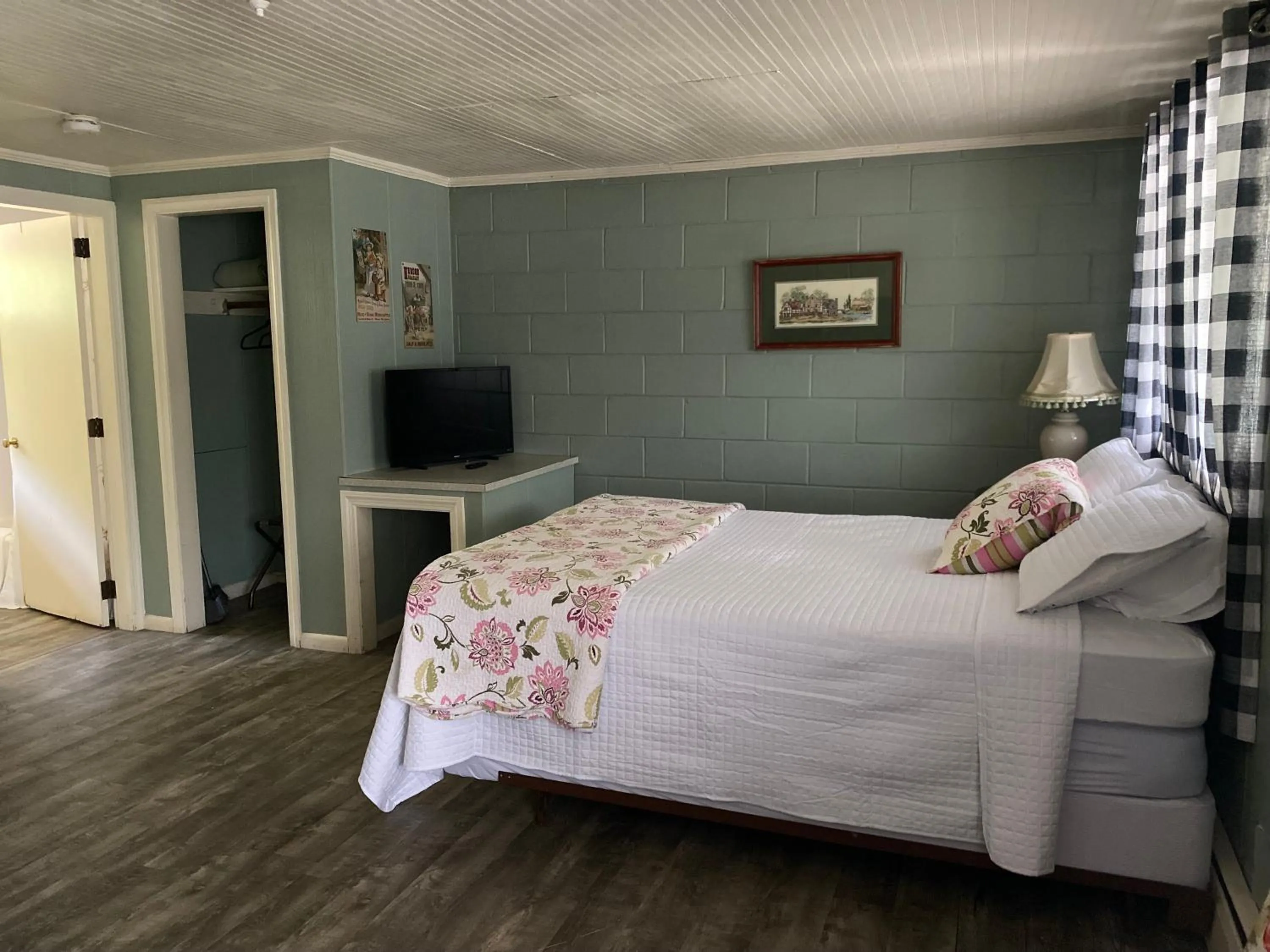 Bed in Cottage Place on Squam Lake