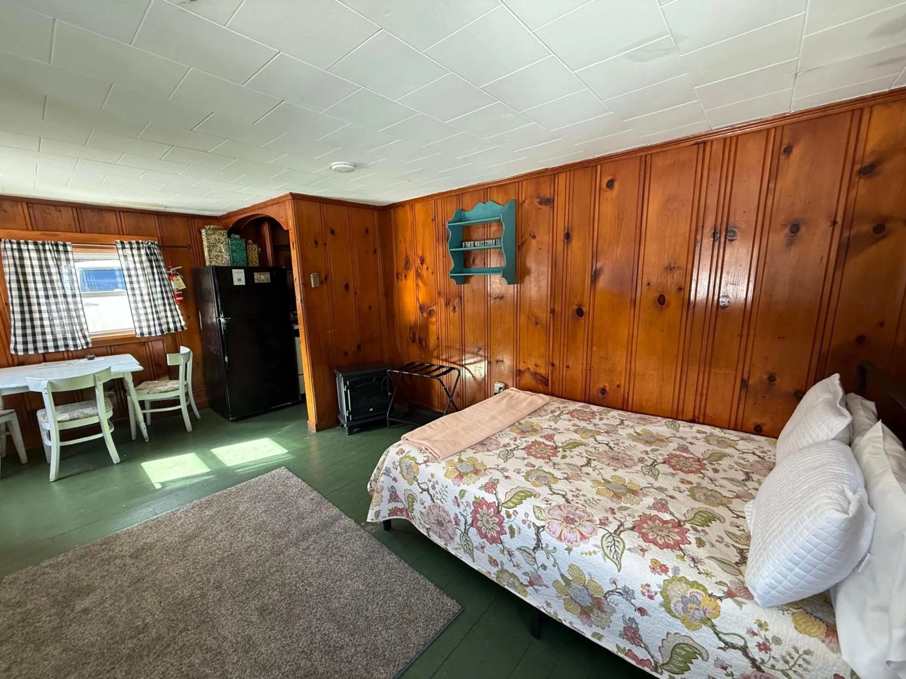 Bed in Cottage Place on Squam Lake