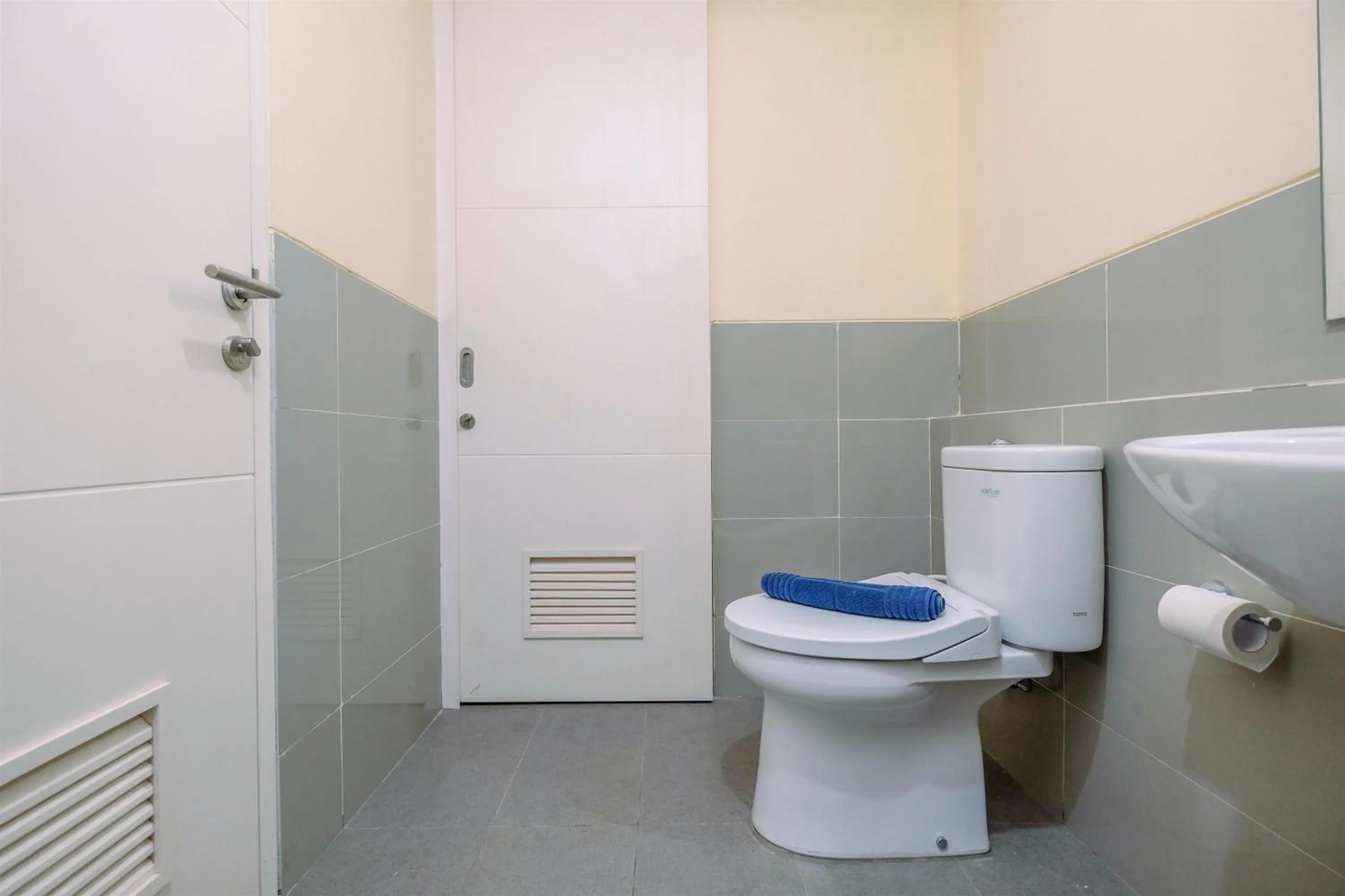 2BR Best Rate Kebayoran Icon Apartment near Gandaria City By Travelio