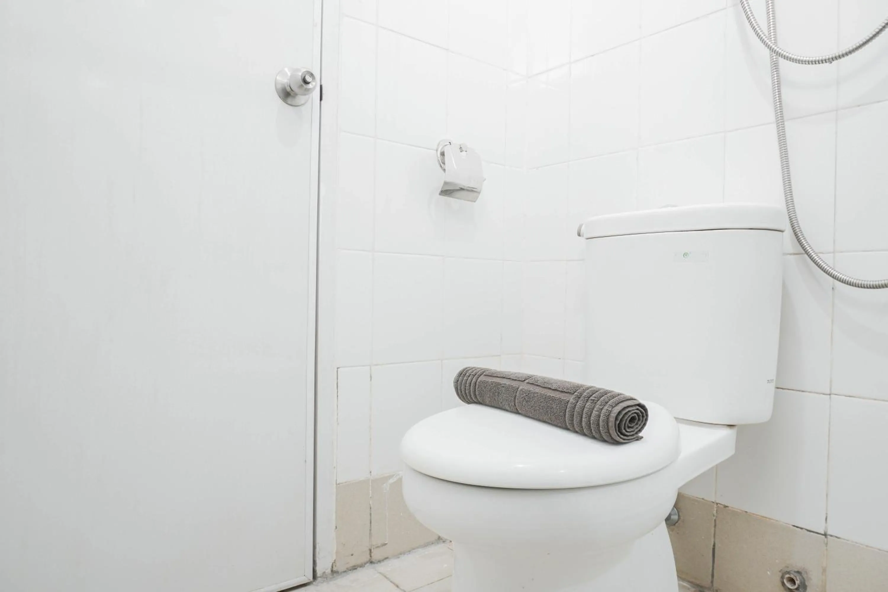 Bathroom in Elegant 2BR at Bassura City Apartment By Travelio