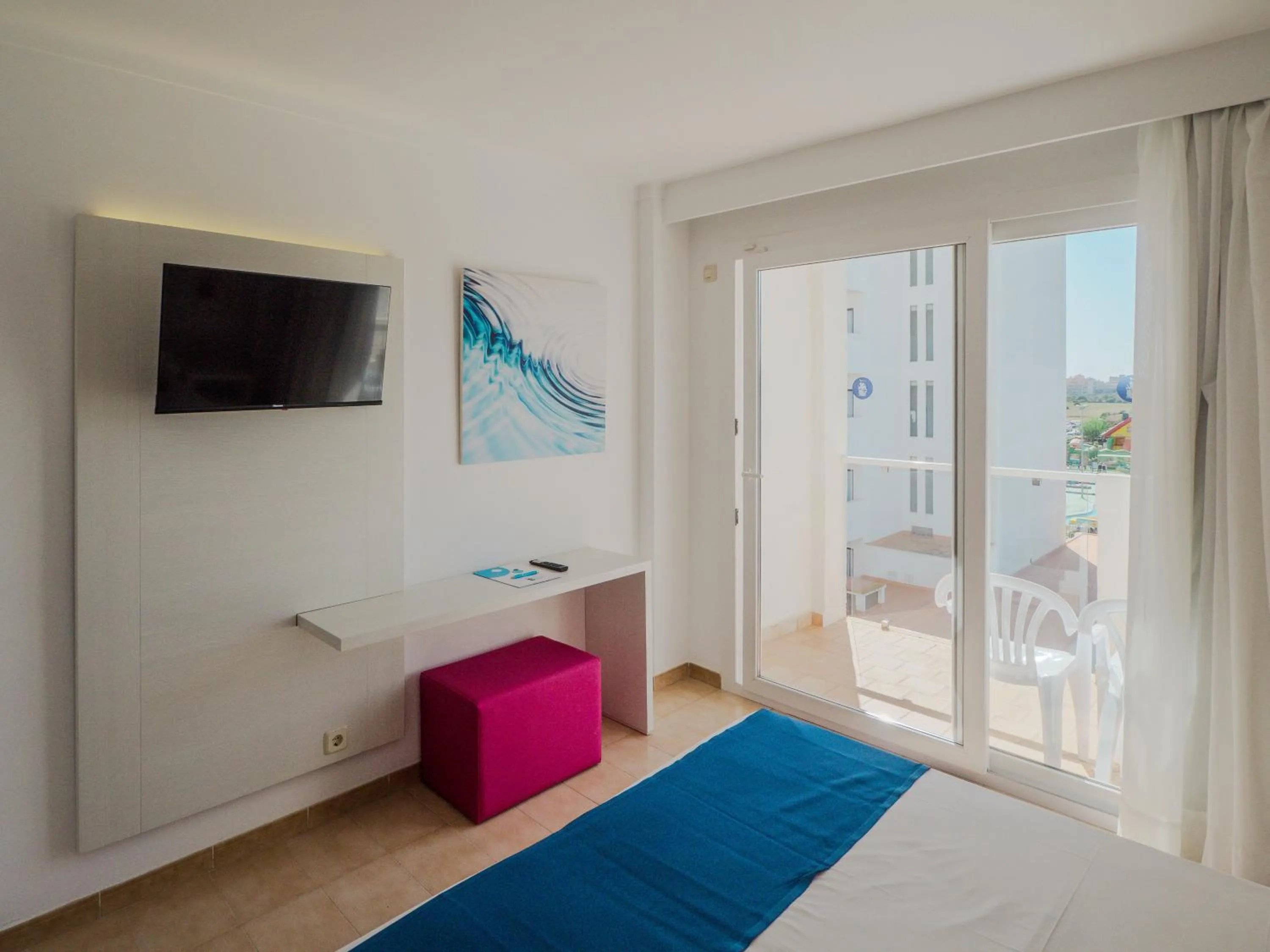 Communal lounge/ TV room, Bed in Hotel La Santa Maria