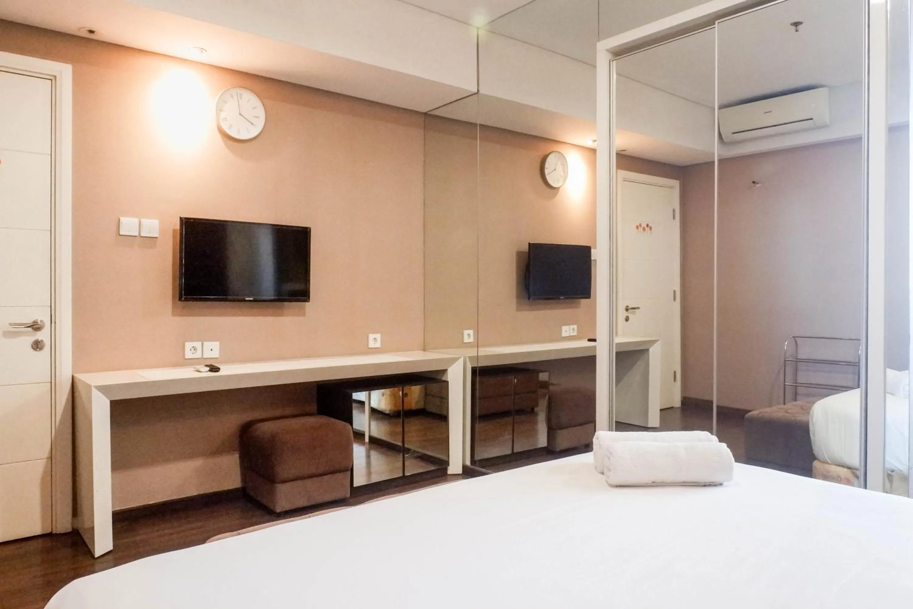 Bed in Scenic Modern 2BR Apartment at Trillium Residence By Travelio