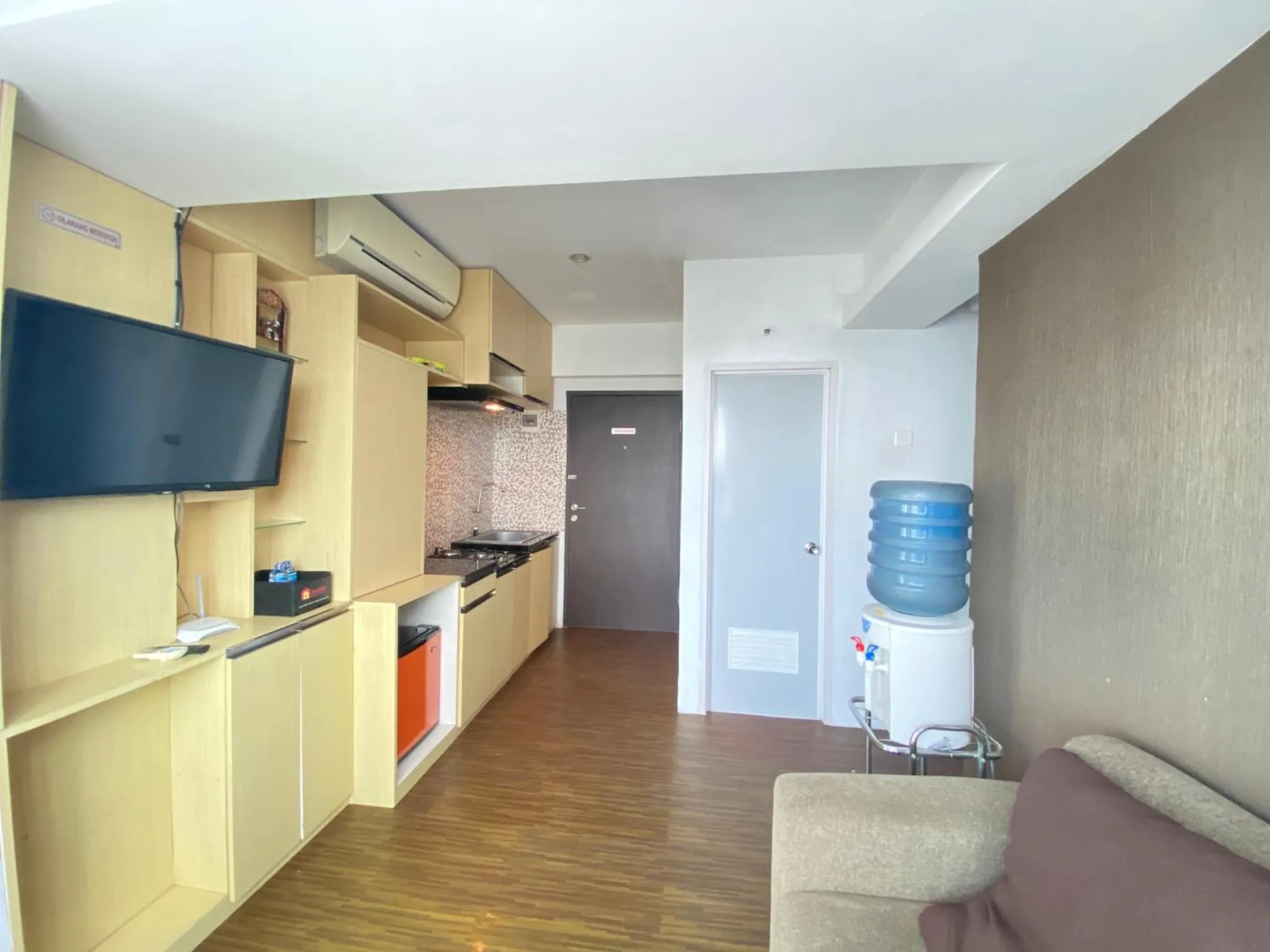 Living room in Quite 2BR Apartment AC in Living Room at The Jarrdin Cihampelas By Travelio
