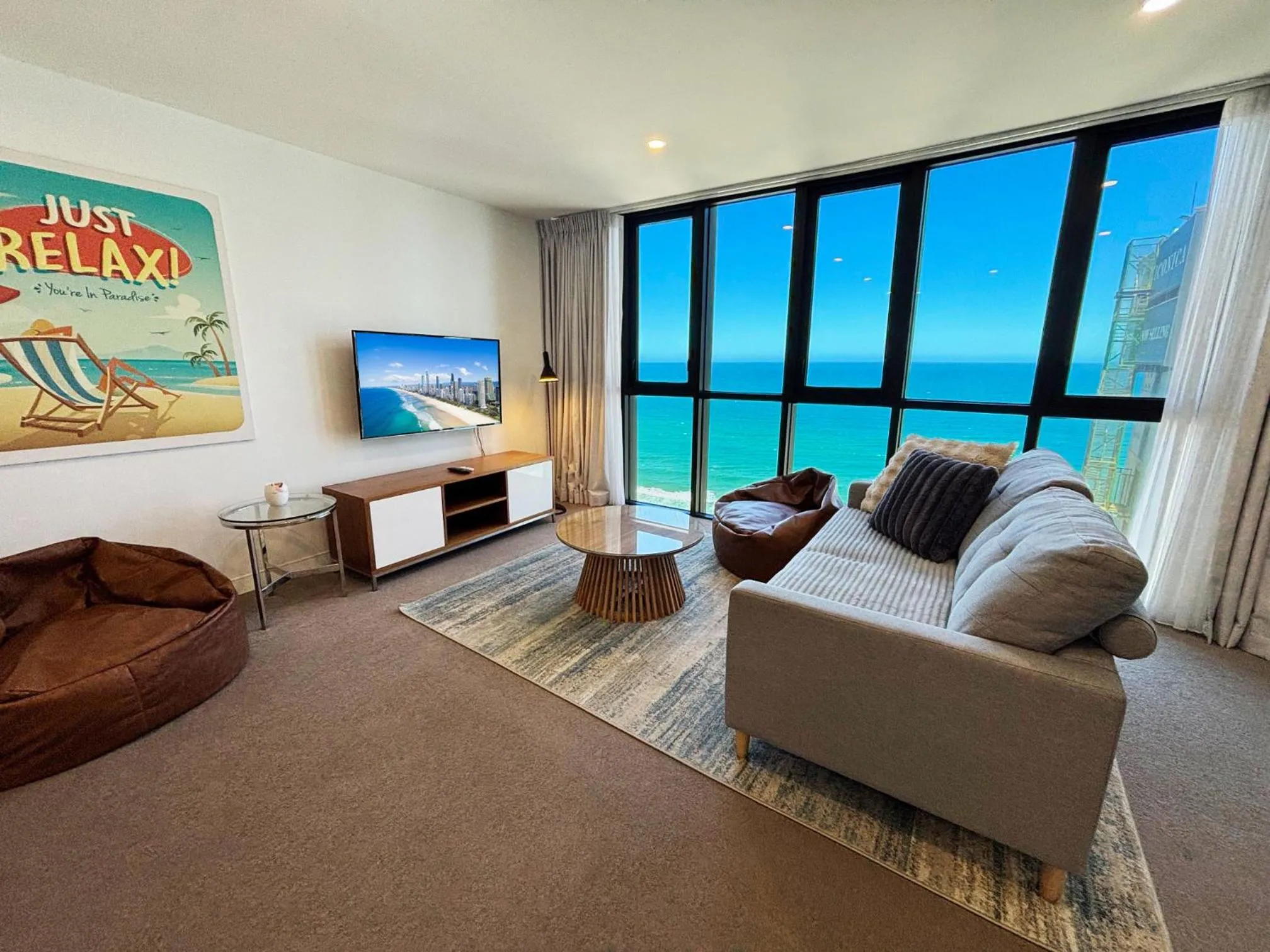 Beach View Apartment on High Floor in Surfers Paradise with Free Parking