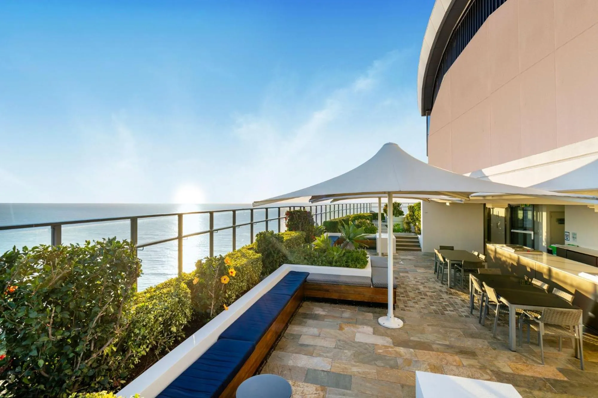 Beach View Apartment on High Floor in Surfers Paradise with Free Parking