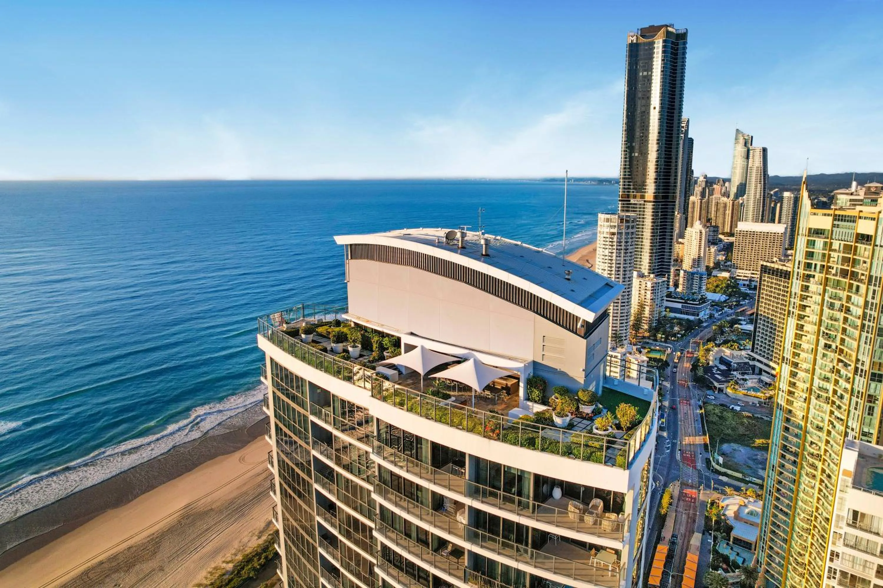 Beach View Apartment on High Floor in Surfers Paradise with Free Parking