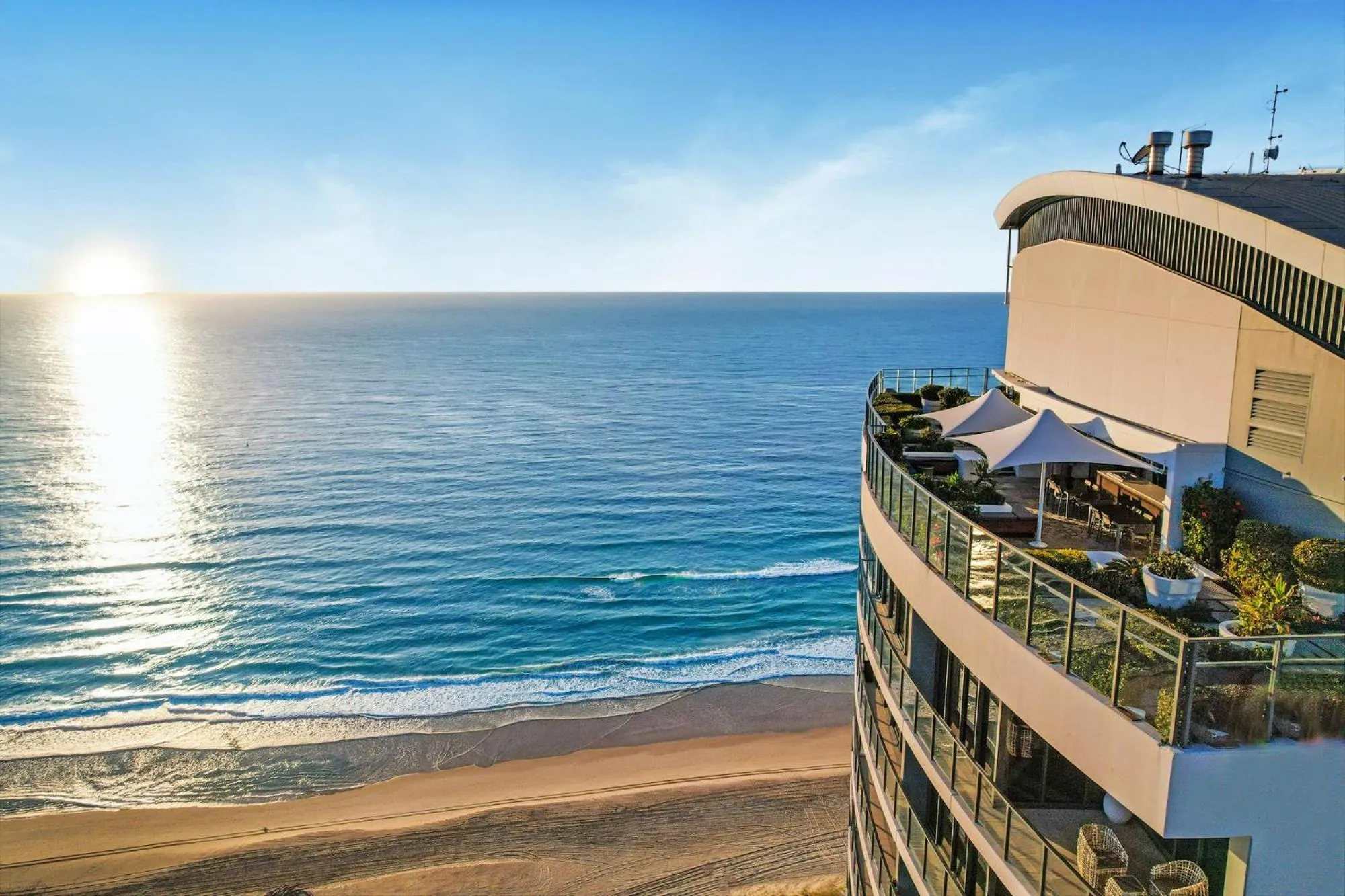 Beach View Apartment on High Floor in Surfers Paradise with Free Parking