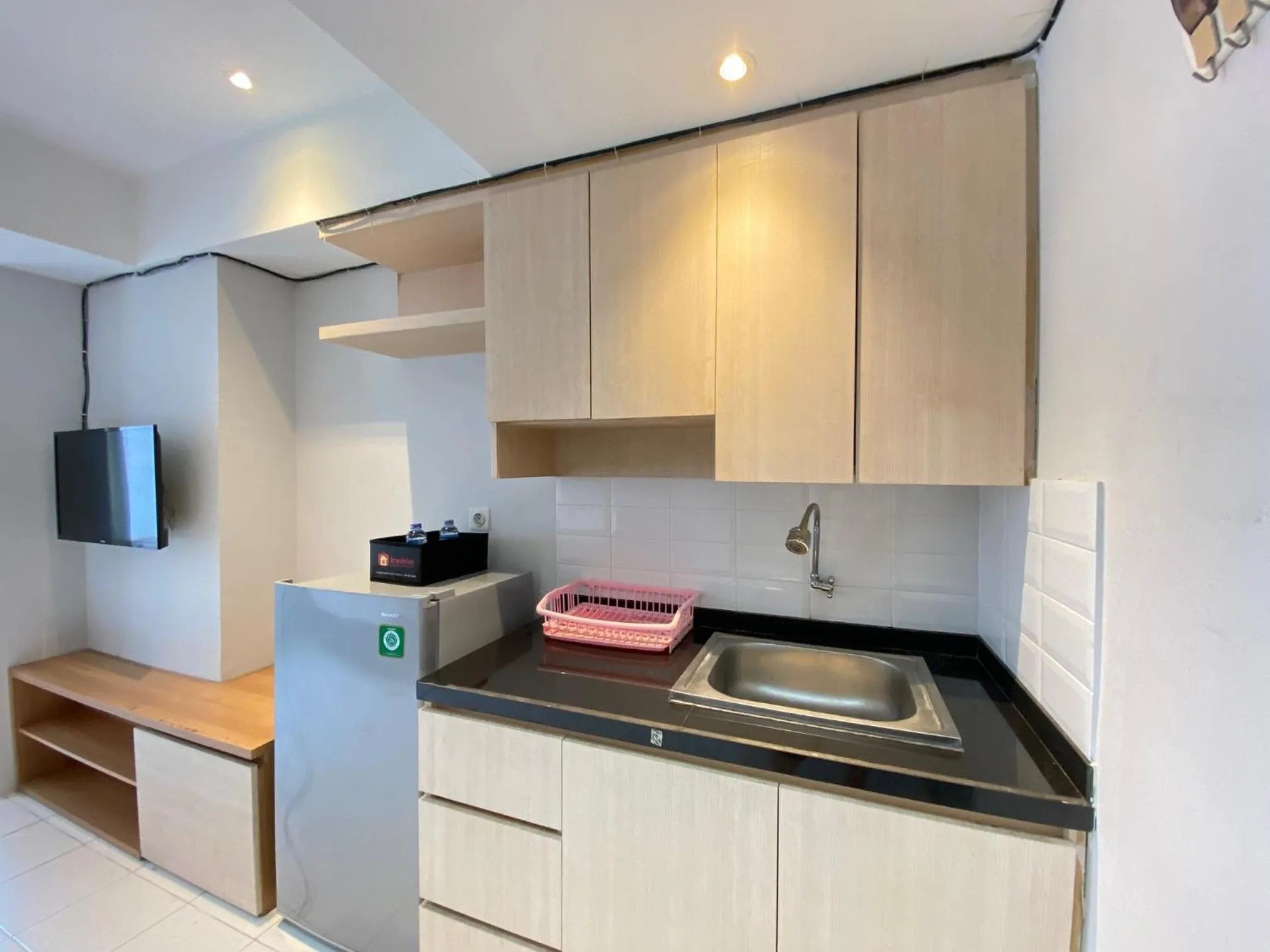 Spacious Studio Apartment at Jarrdin Cihampelas By Travelio