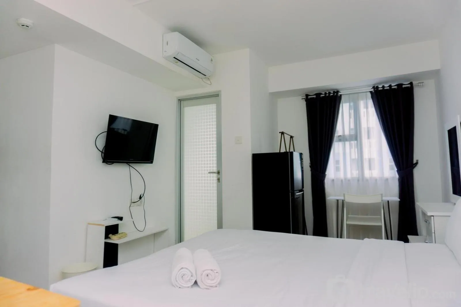 Minimalist Studio Room at Urbantown Serpong Apartment By Travelio
