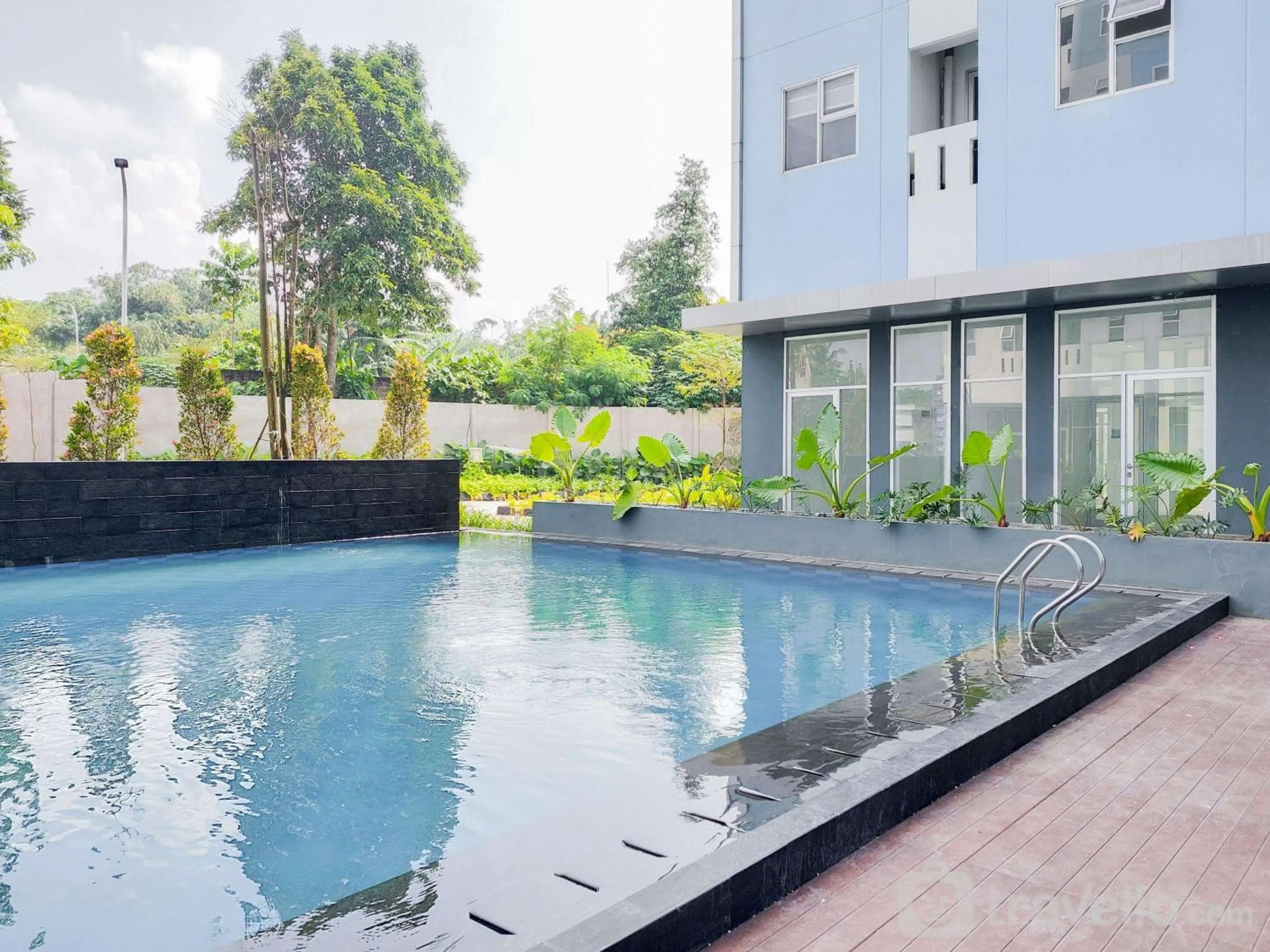 Minimalist Studio Room at Urbantown Serpong Apartment By Travelio