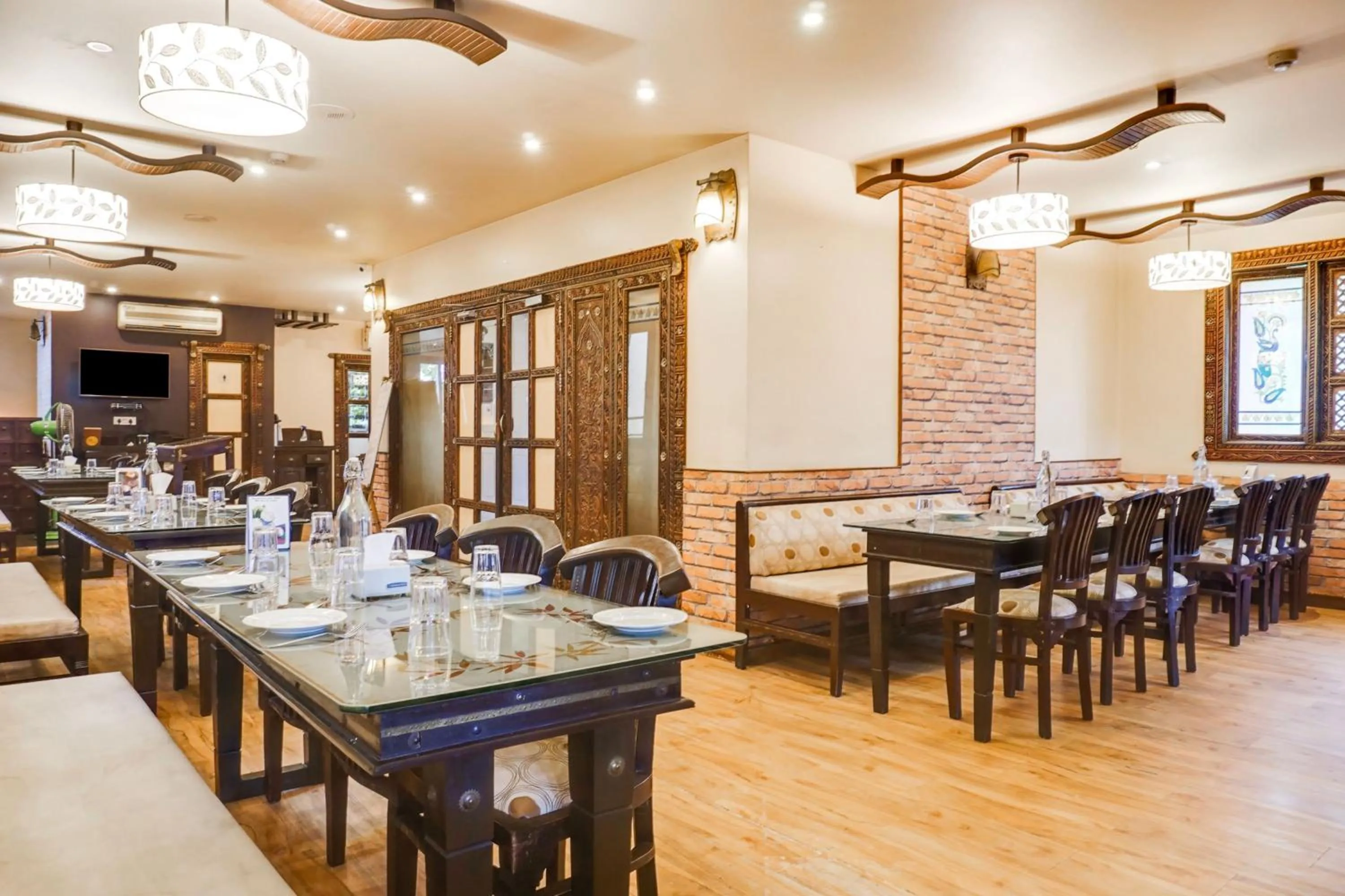 Restaurant/places to eat in Super Townhouse Oak Prabhat Road