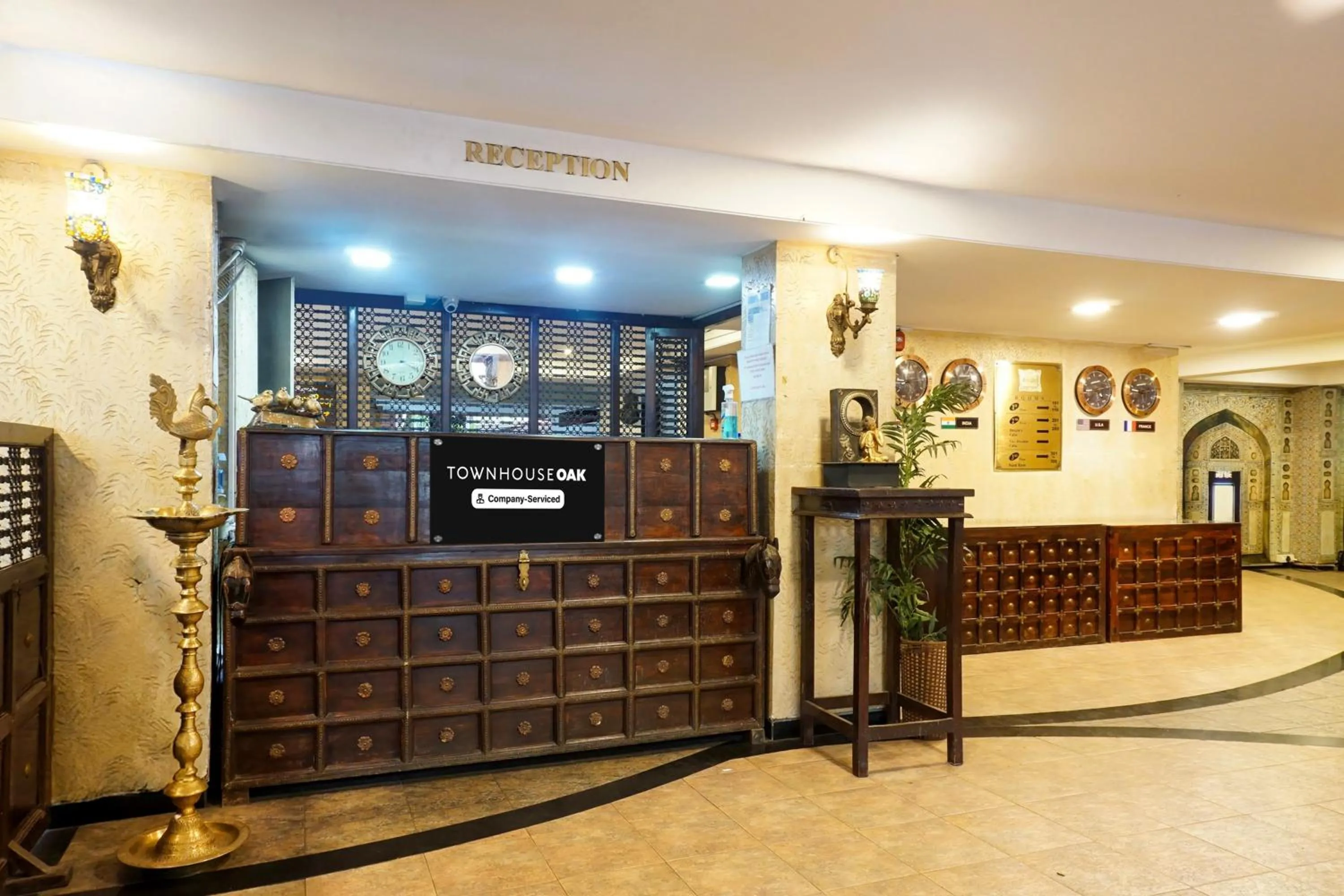 Lobby or reception in Super Townhouse Oak Prabhat Road