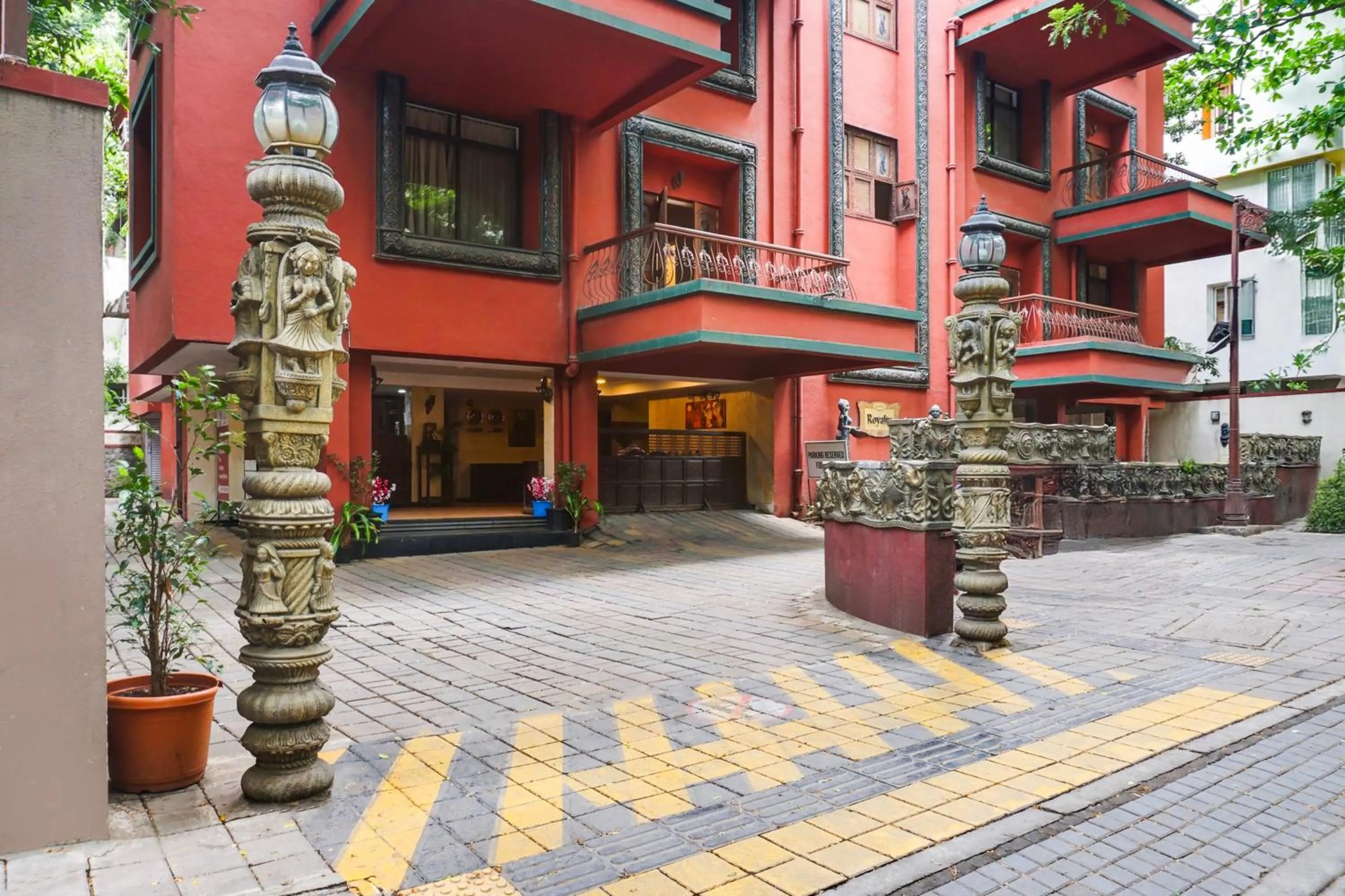 Facade/entrance in Super Townhouse Oak Prabhat Road