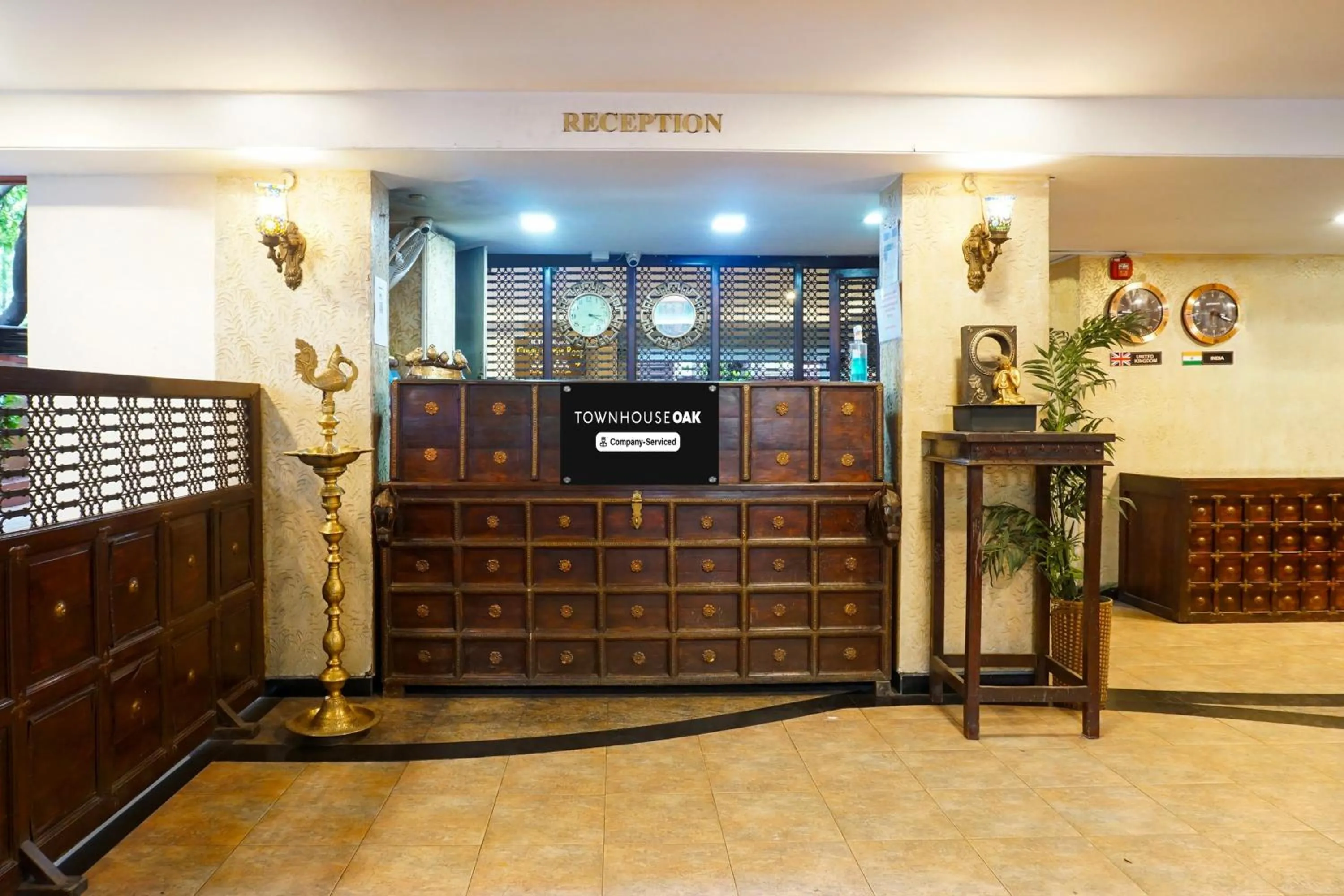 Lobby or reception in Super Townhouse Oak Prabhat Road