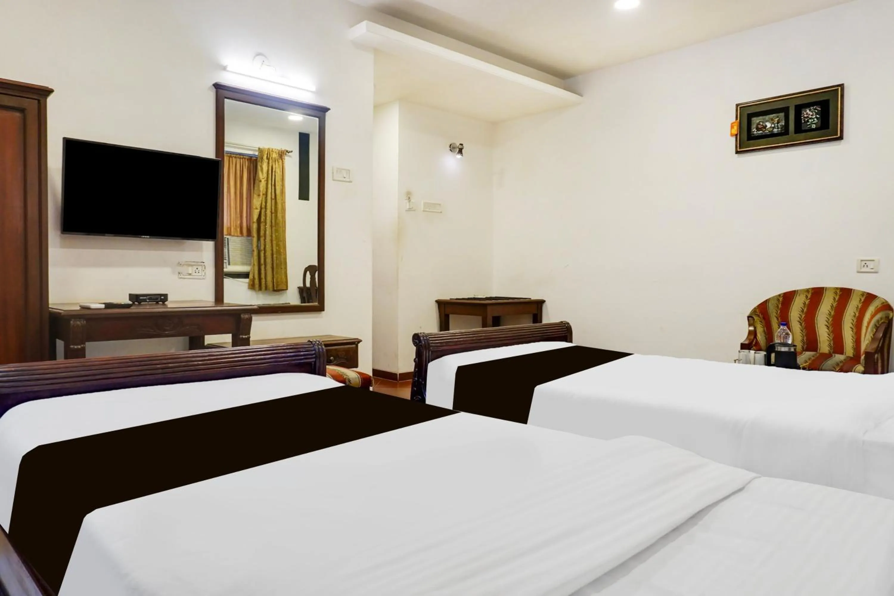 Bedroom, Bed in Super Townhouse Oak Prabhat Road