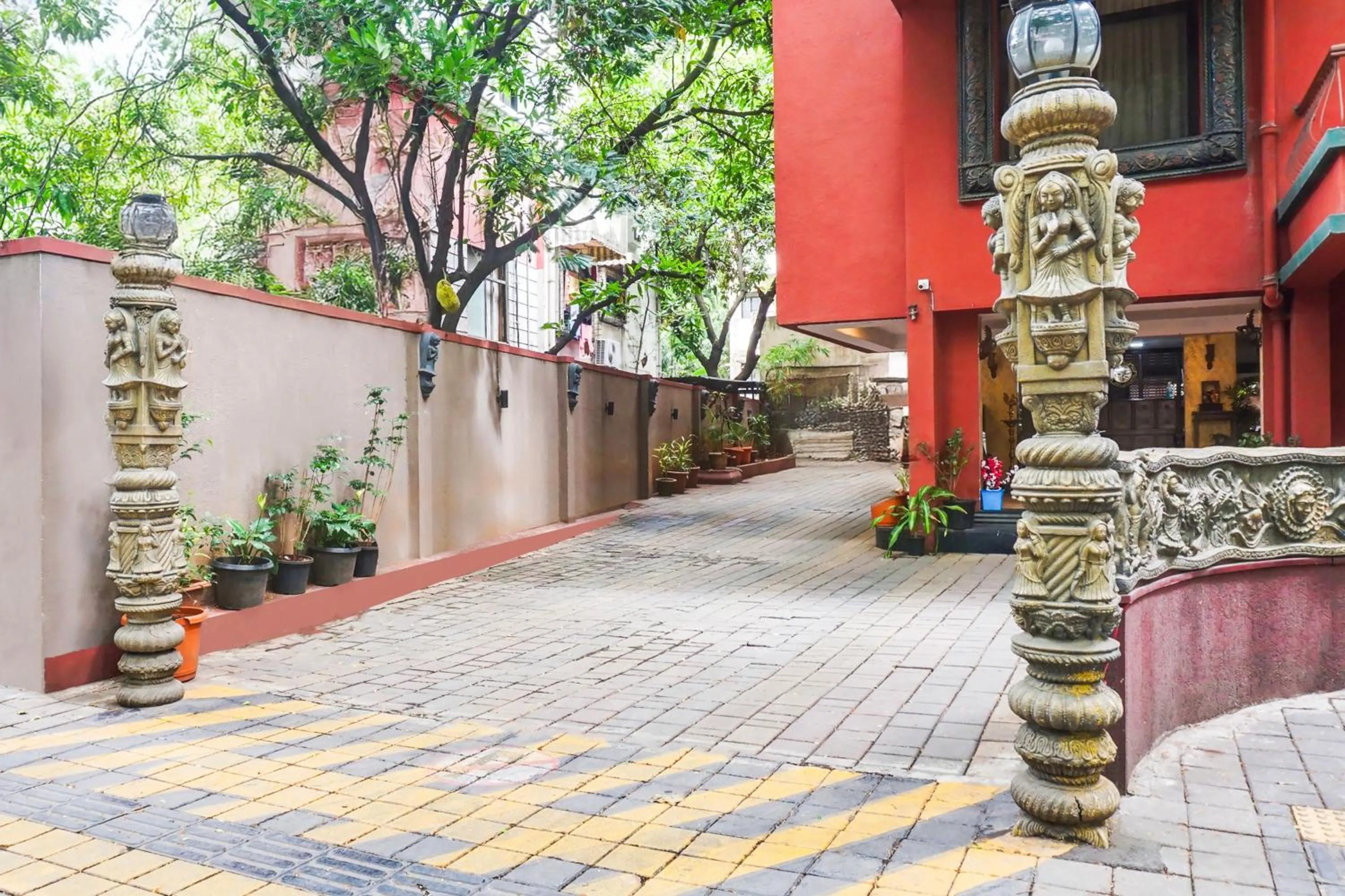 Facade/entrance in Super Townhouse Oak Prabhat Road