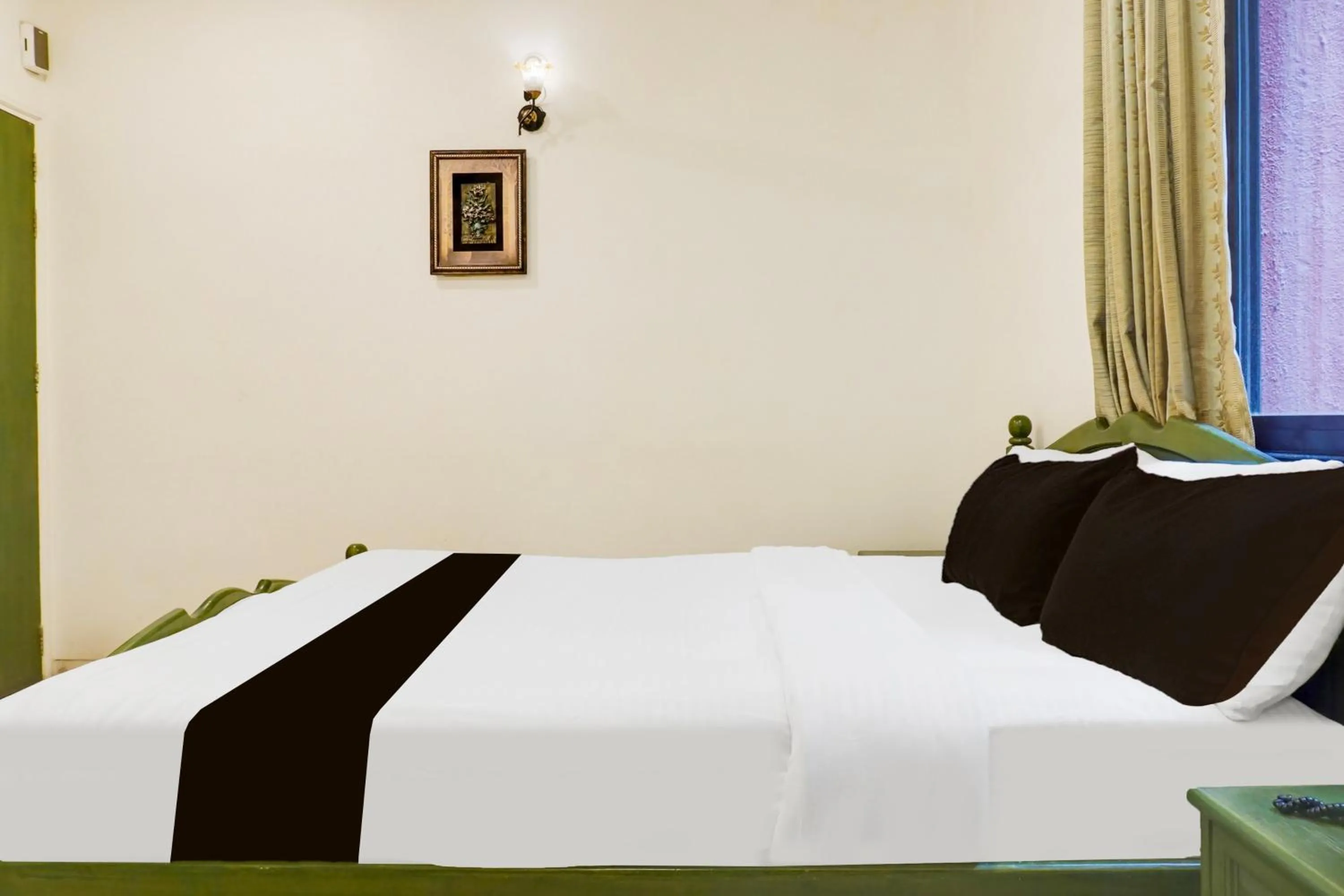 Bedroom, Bed in Super Townhouse Oak Prabhat Road