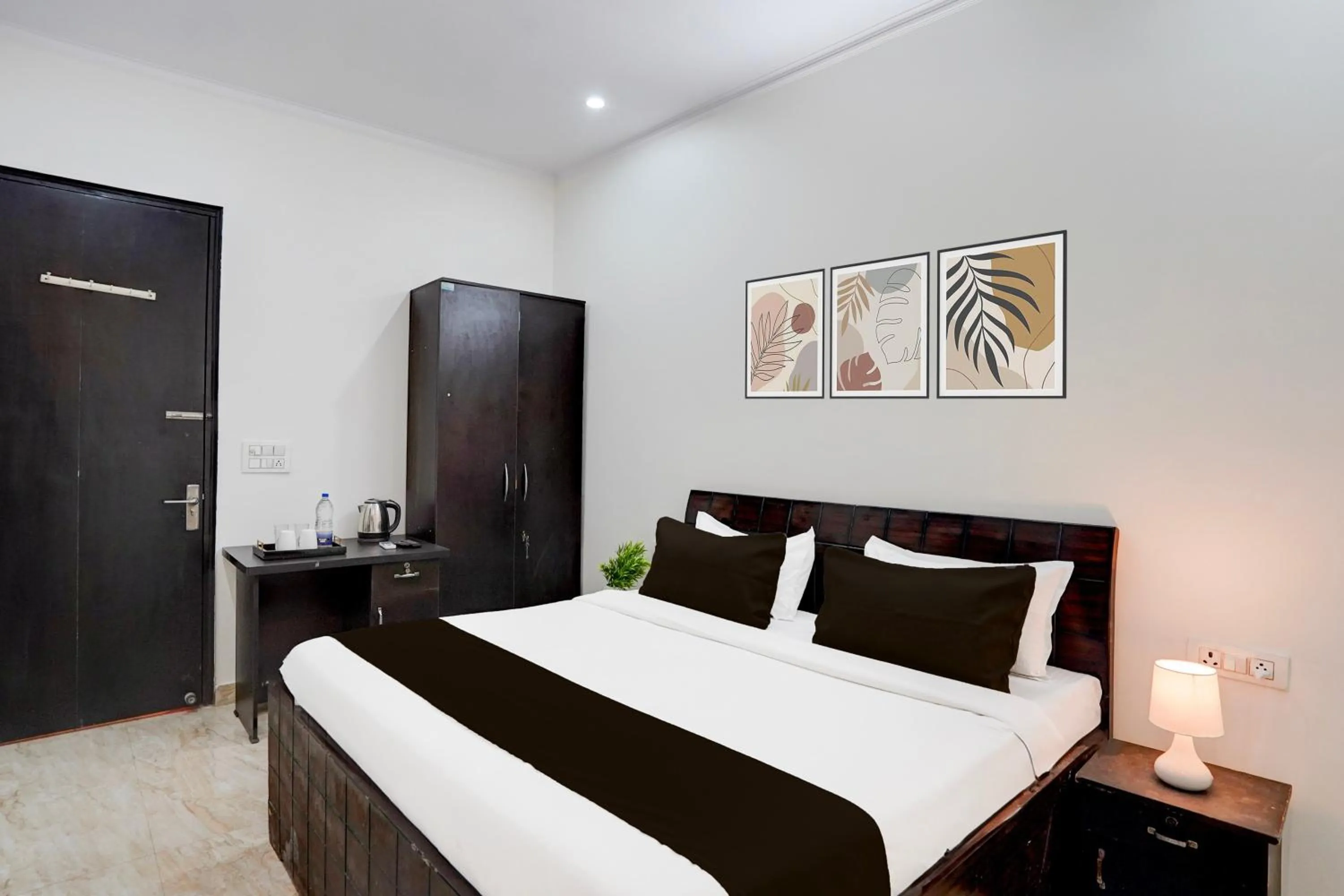 Bedroom, Bed in Super Townhouse Sector 53 Golf Course Road