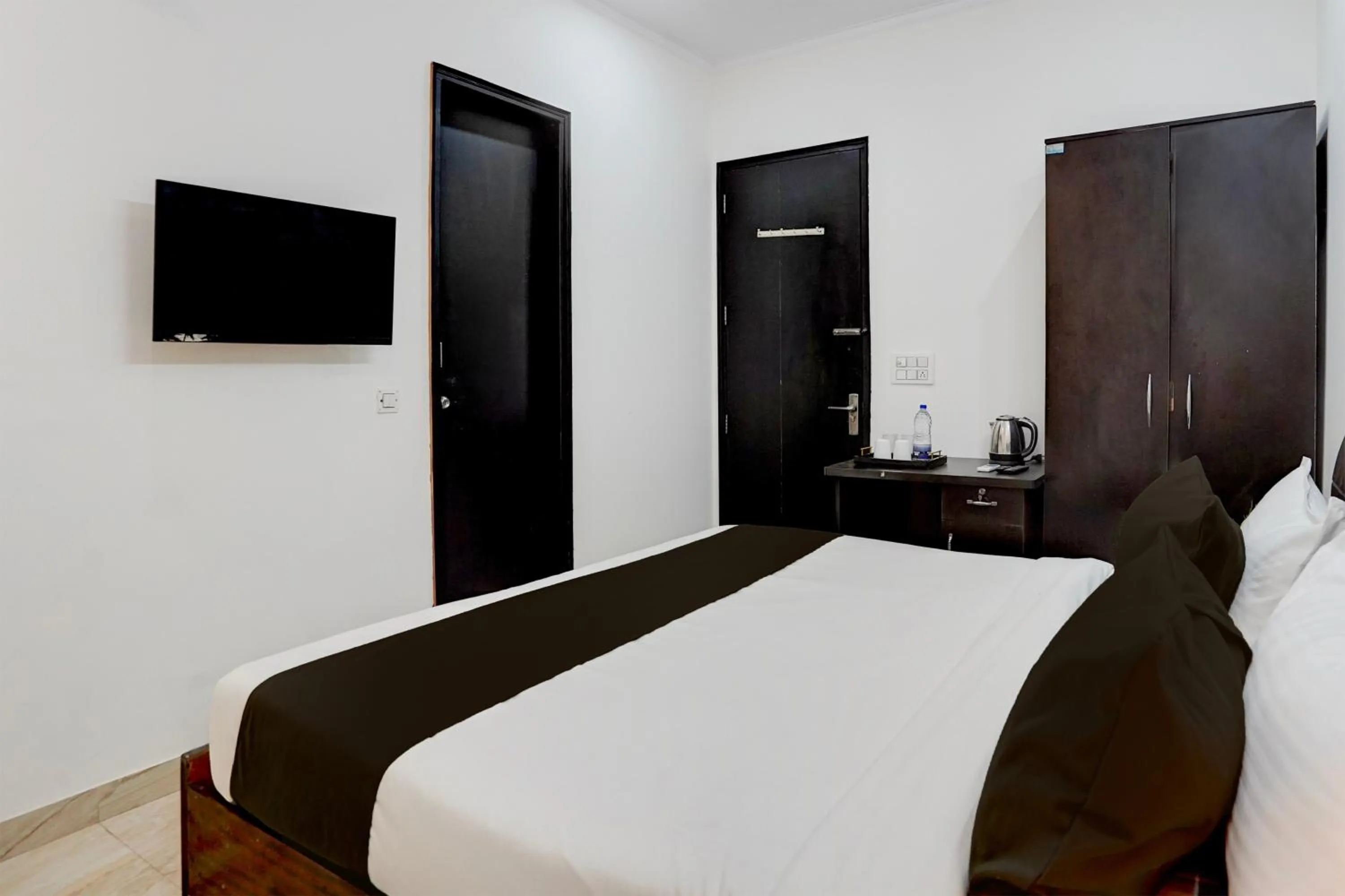 Bedroom, Bed in Super Townhouse Sector 53 Golf Course Road