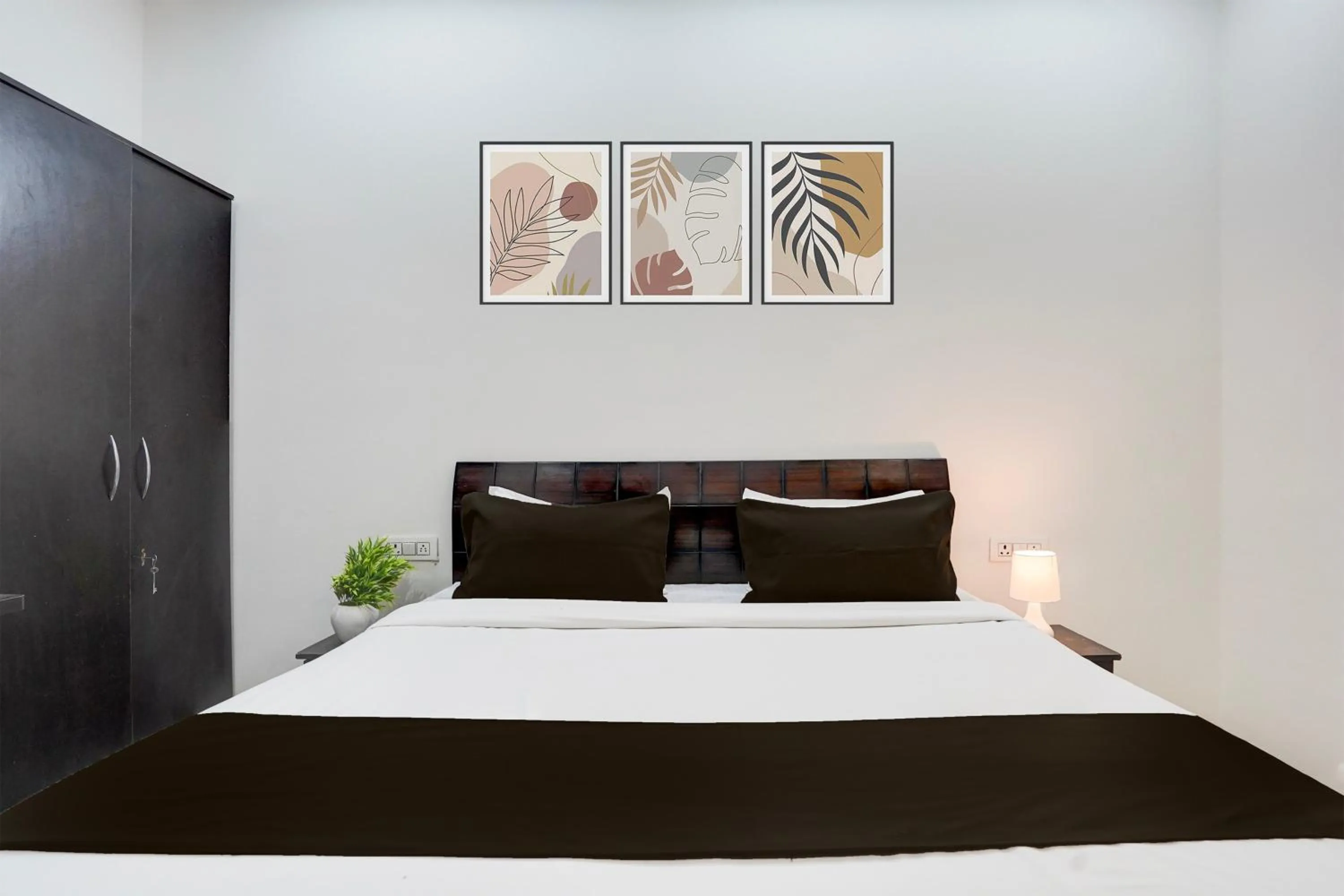 Bedroom, Bed in Super Townhouse Sector 53 Golf Course Road