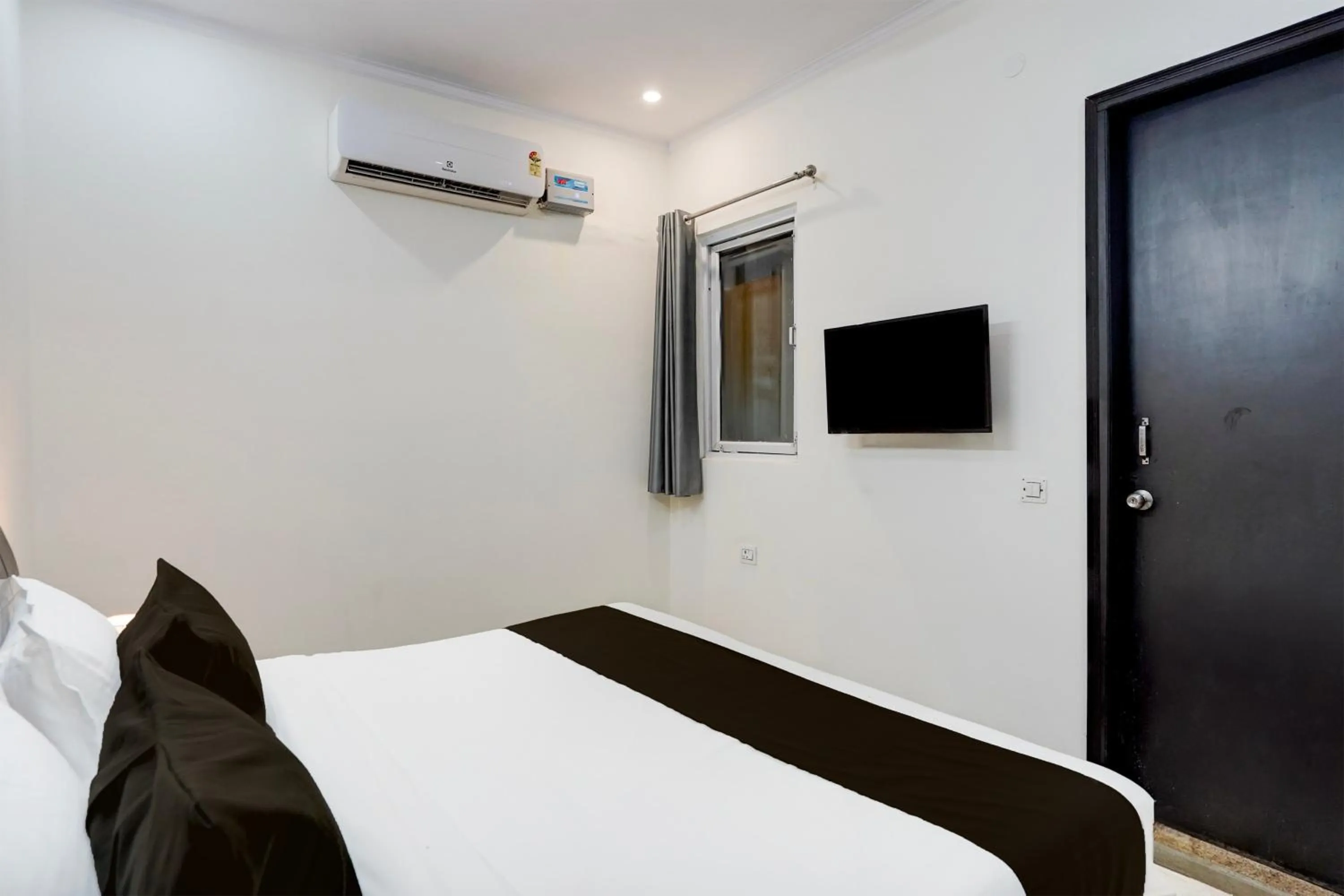Bedroom, Bed in Super Townhouse Sector 53 Golf Course Road