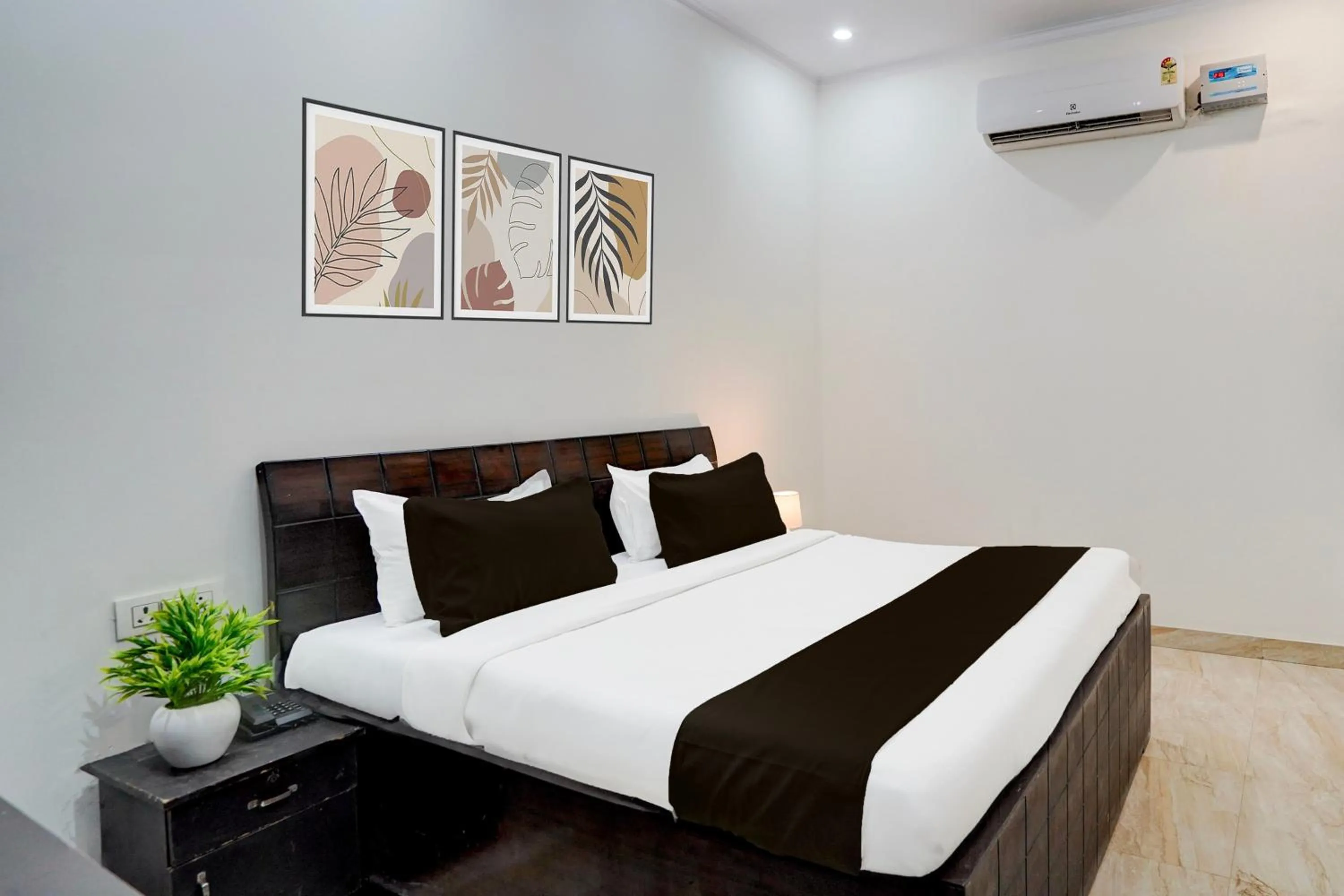 Bedroom, Bed in Super Townhouse Sector 53 Golf Course Road