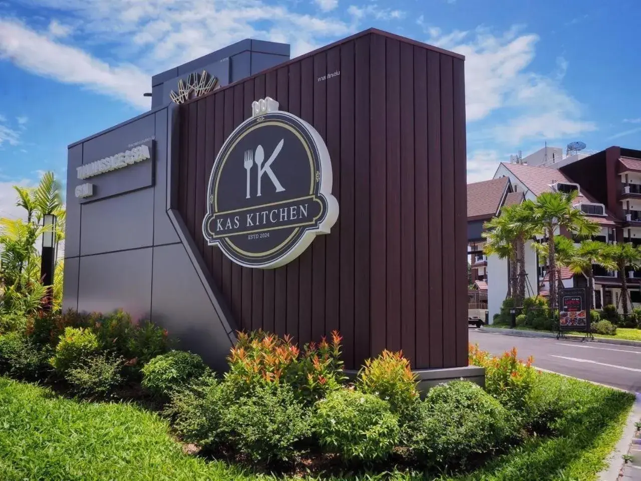 Property building in Kastel Pattaya Hotel Property building in Kastel Pattaya Hotel