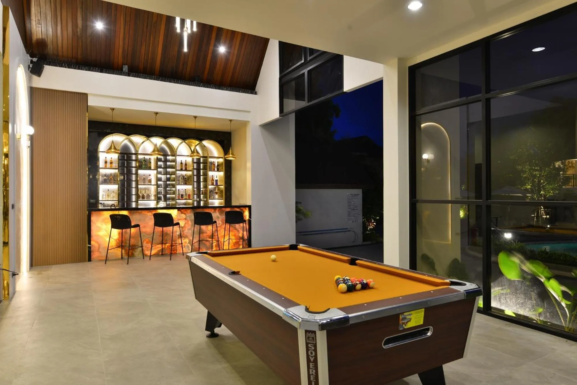 Restaurant/places to eat in Kastel Pattaya Hotel